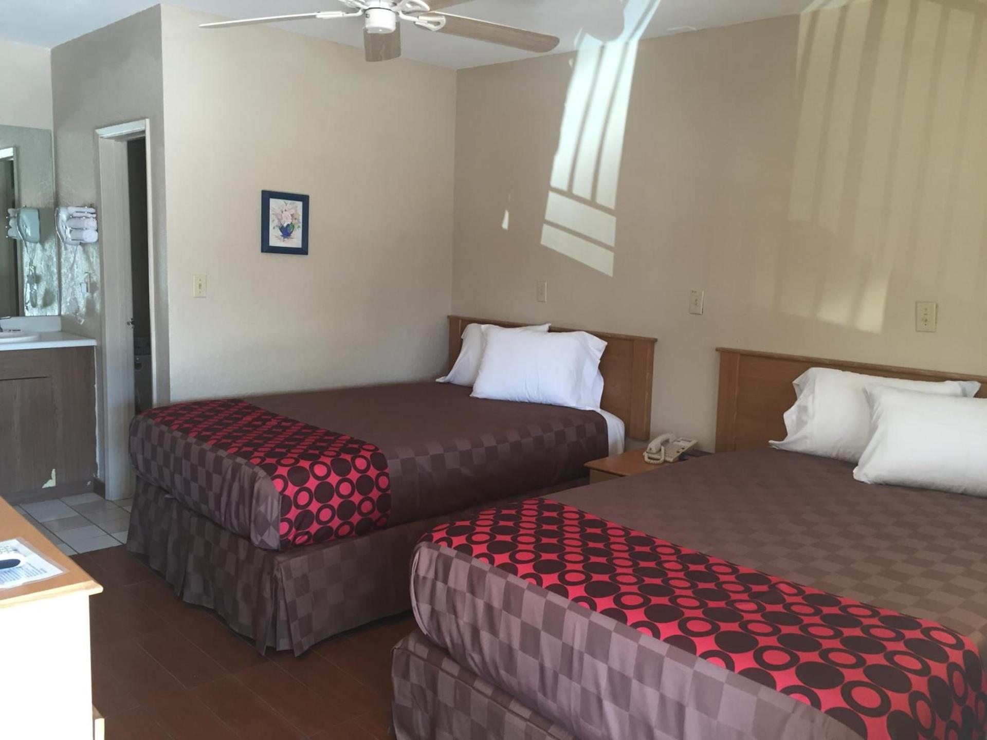 Townhouse Inn and Suites photo 89