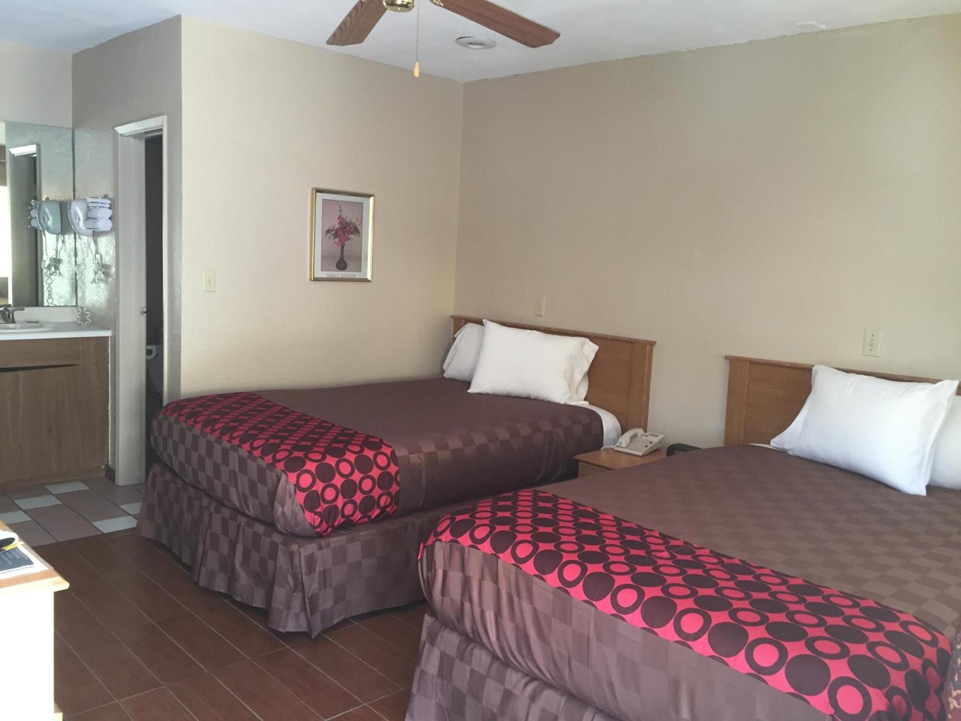 Townhouse Inn and Suites photo 90