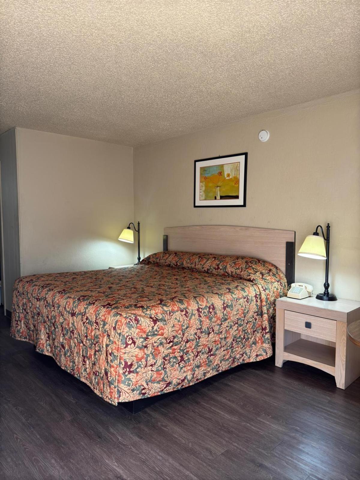 American Inn & RV Park photo 13