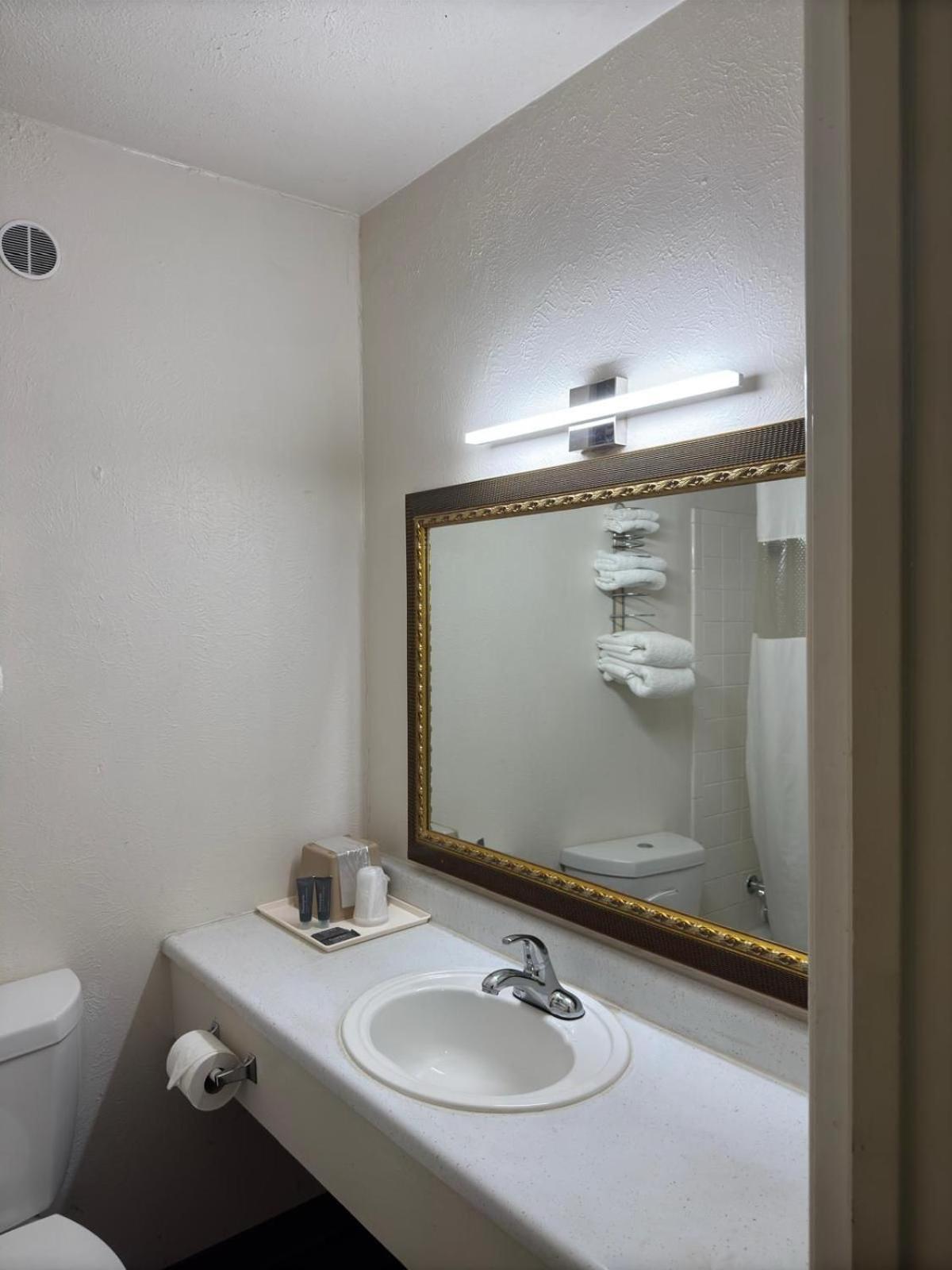 American Inn & RV Park photo 14