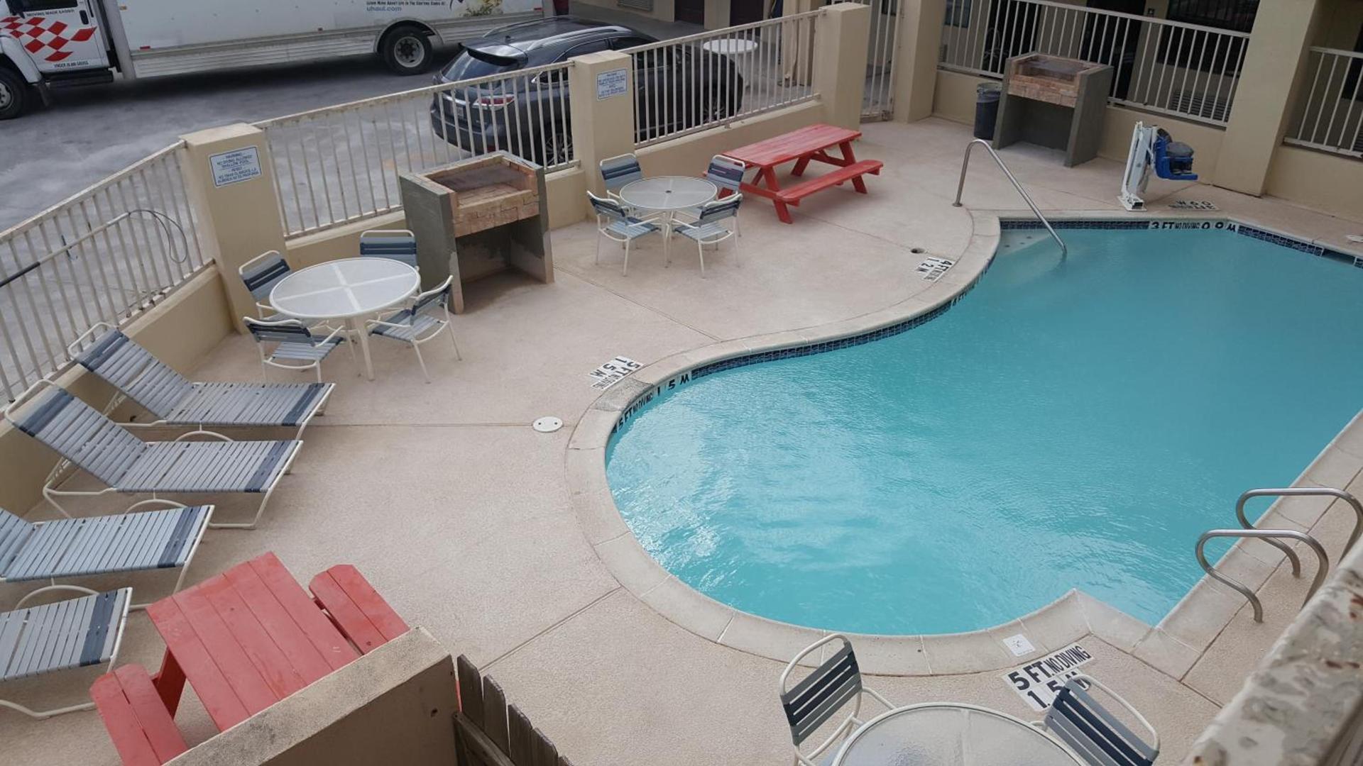 Deluxe Inn and Suites photo 29