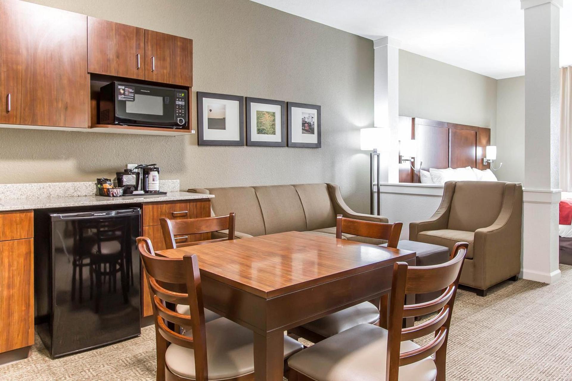 Comfort Suites West Omaha photo 51