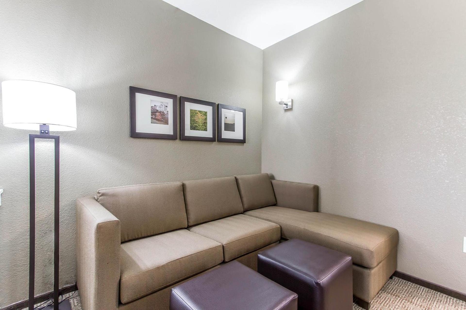 Comfort Suites West Omaha photo 54