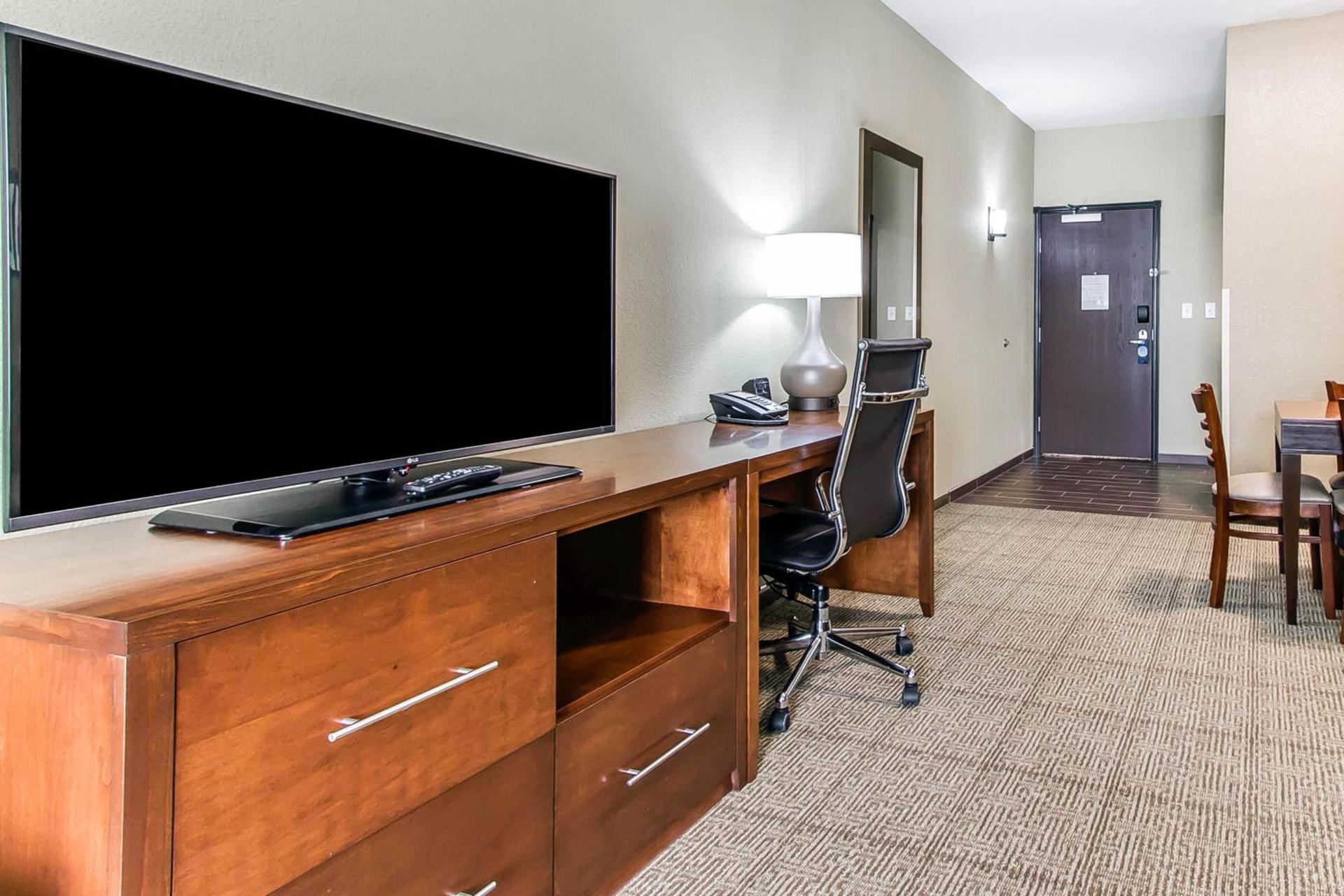Comfort Suites West Omaha photo 56