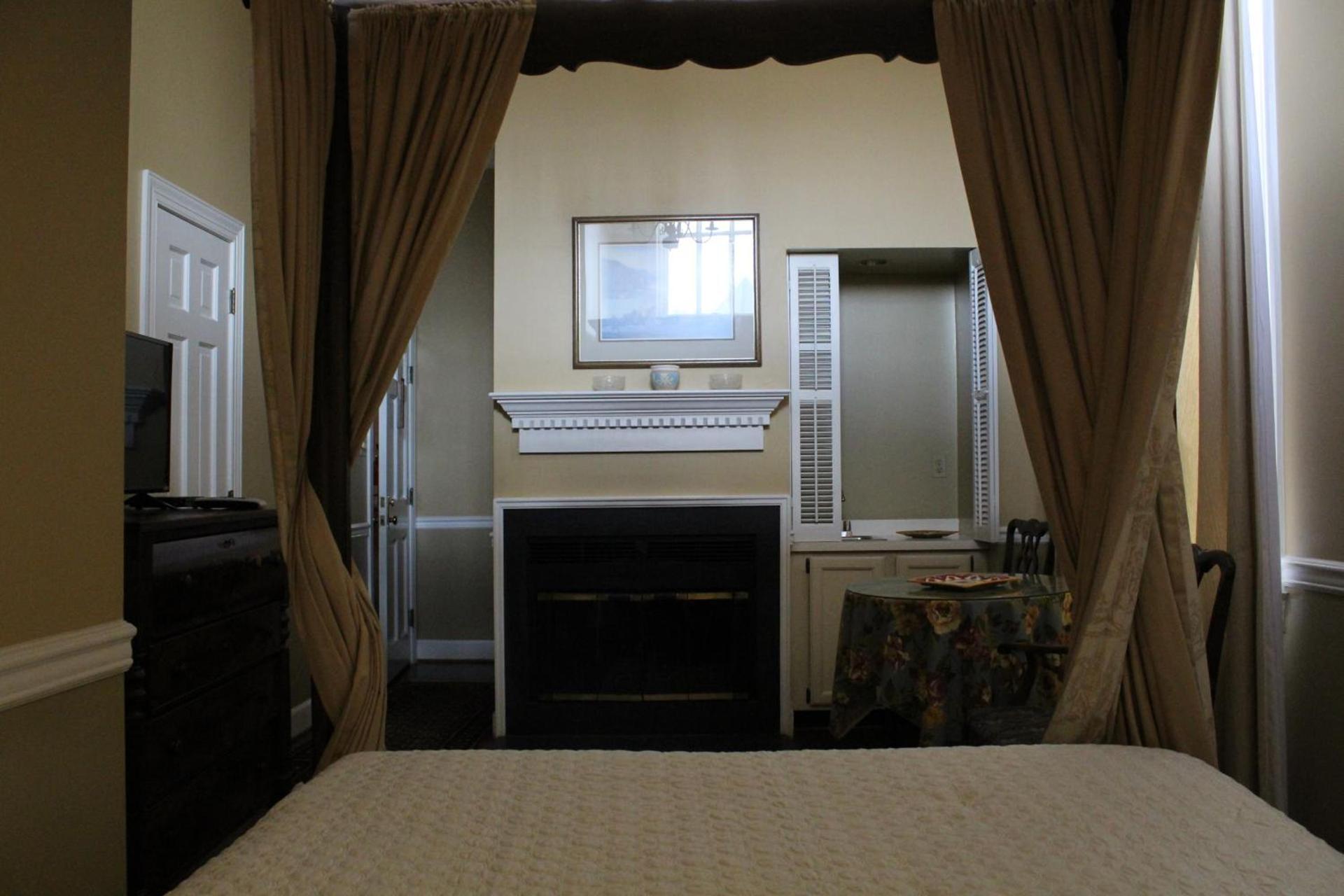 Leesburg Colonial Inn photo 32