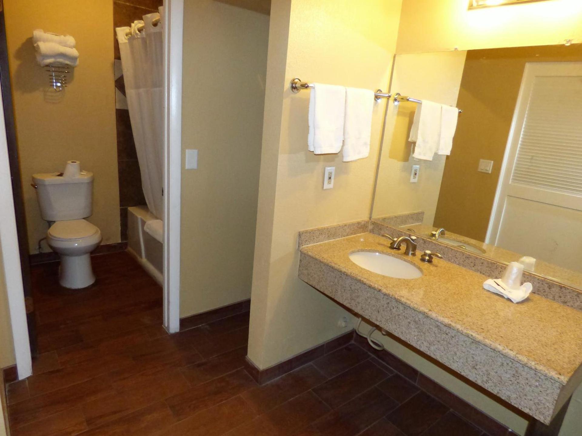 Economy Inn & Suites photo 9