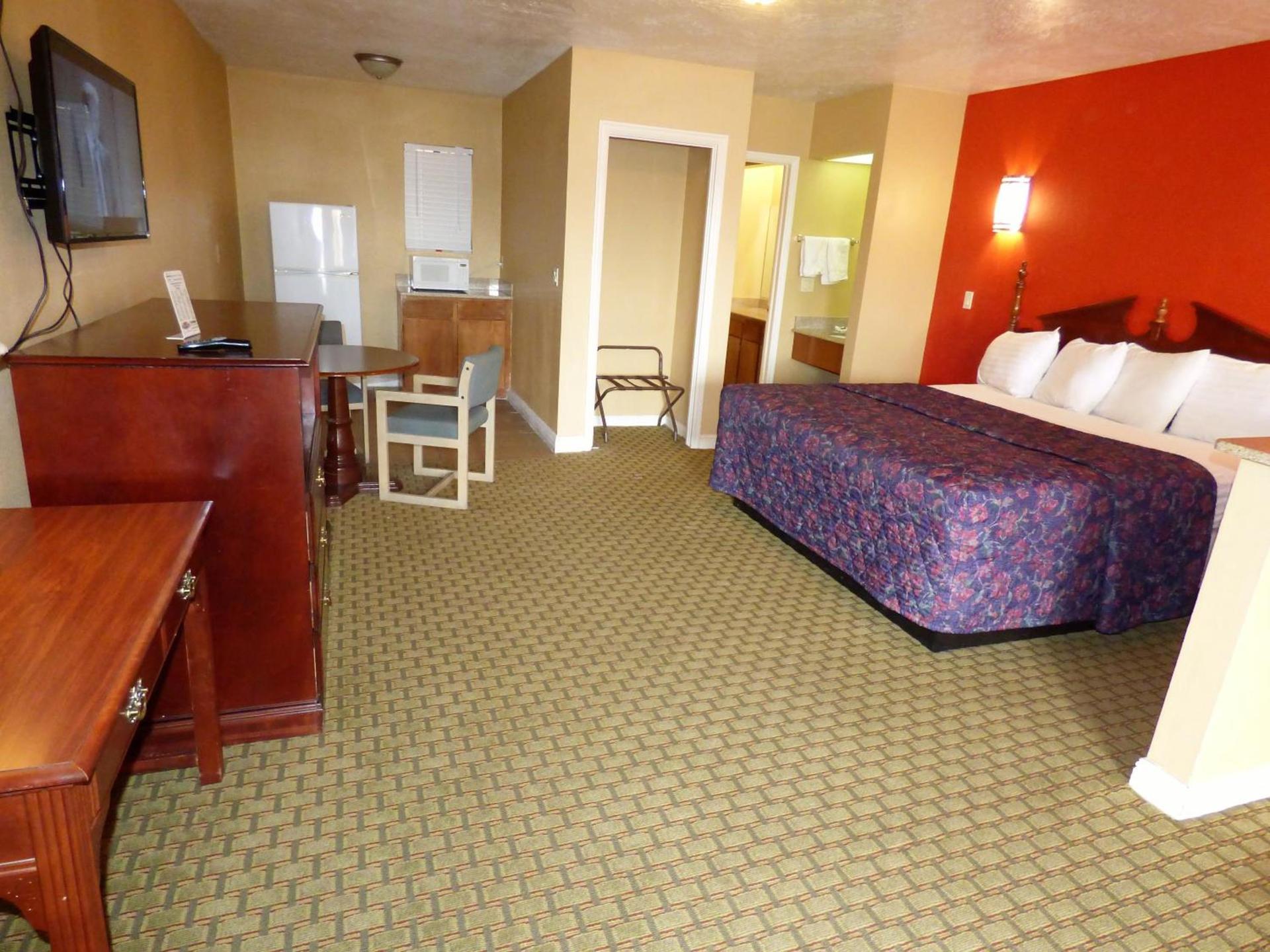 Economy Inn & Suites photo 6