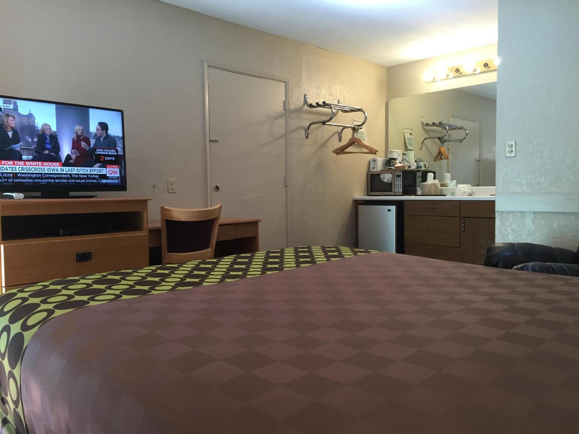 Townhouse Inn and Suites photo 100