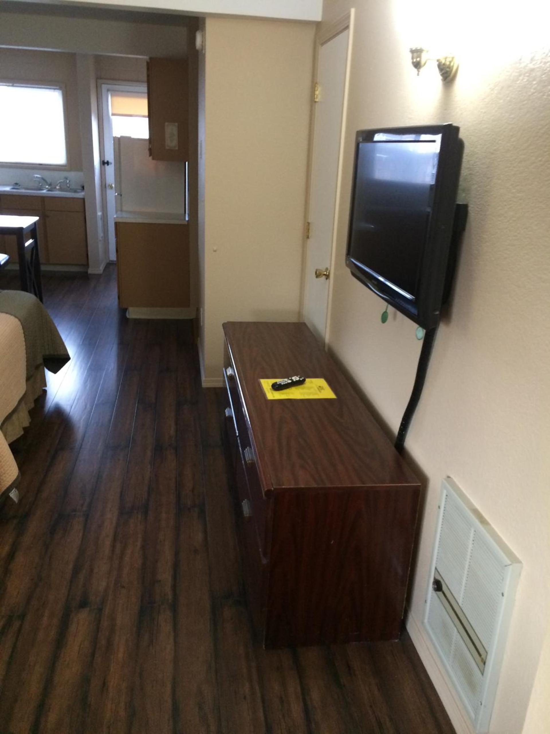 Townhouse Inn & Suites photo 8