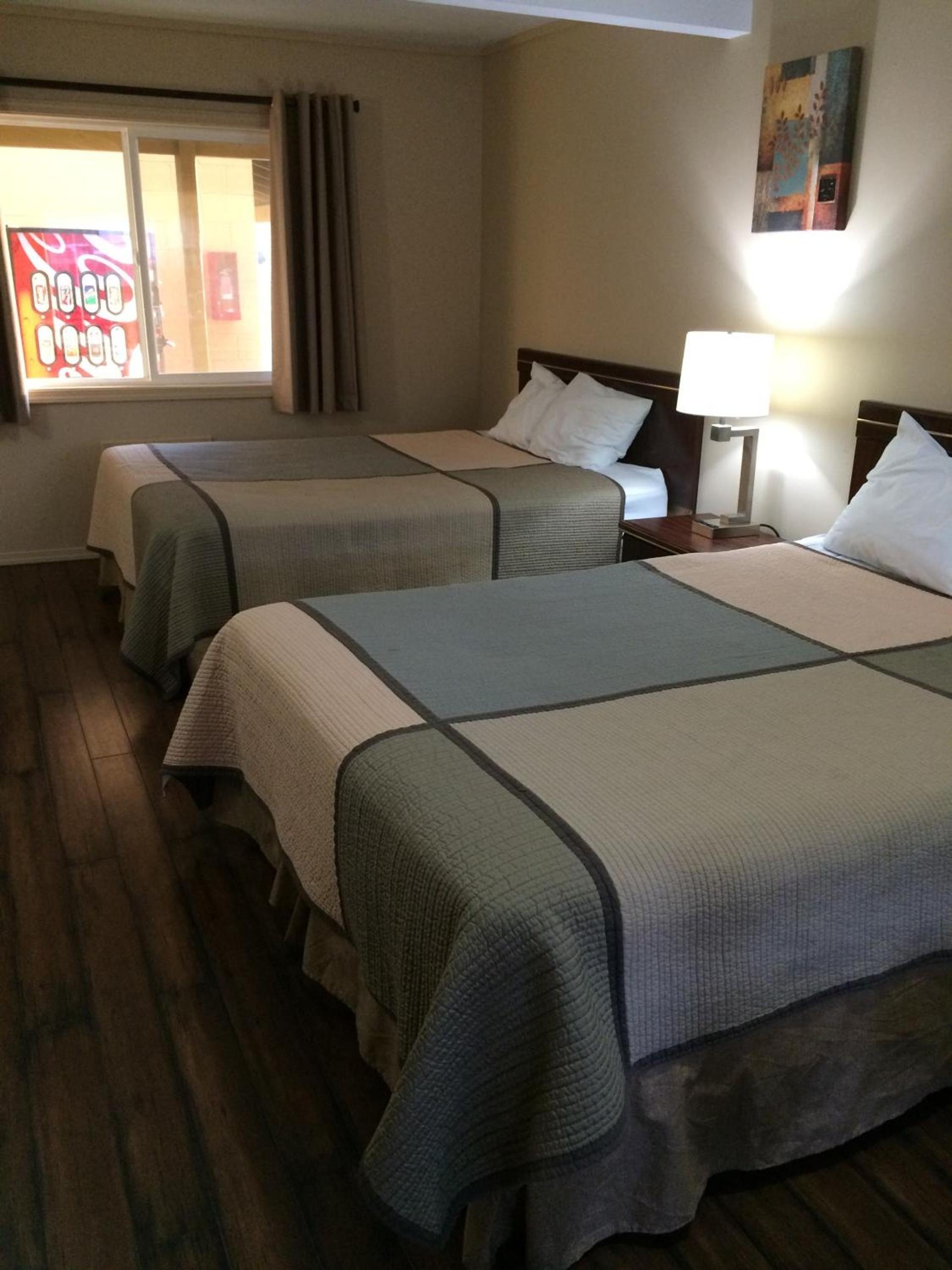 Townhouse Inn & Suites photo 4