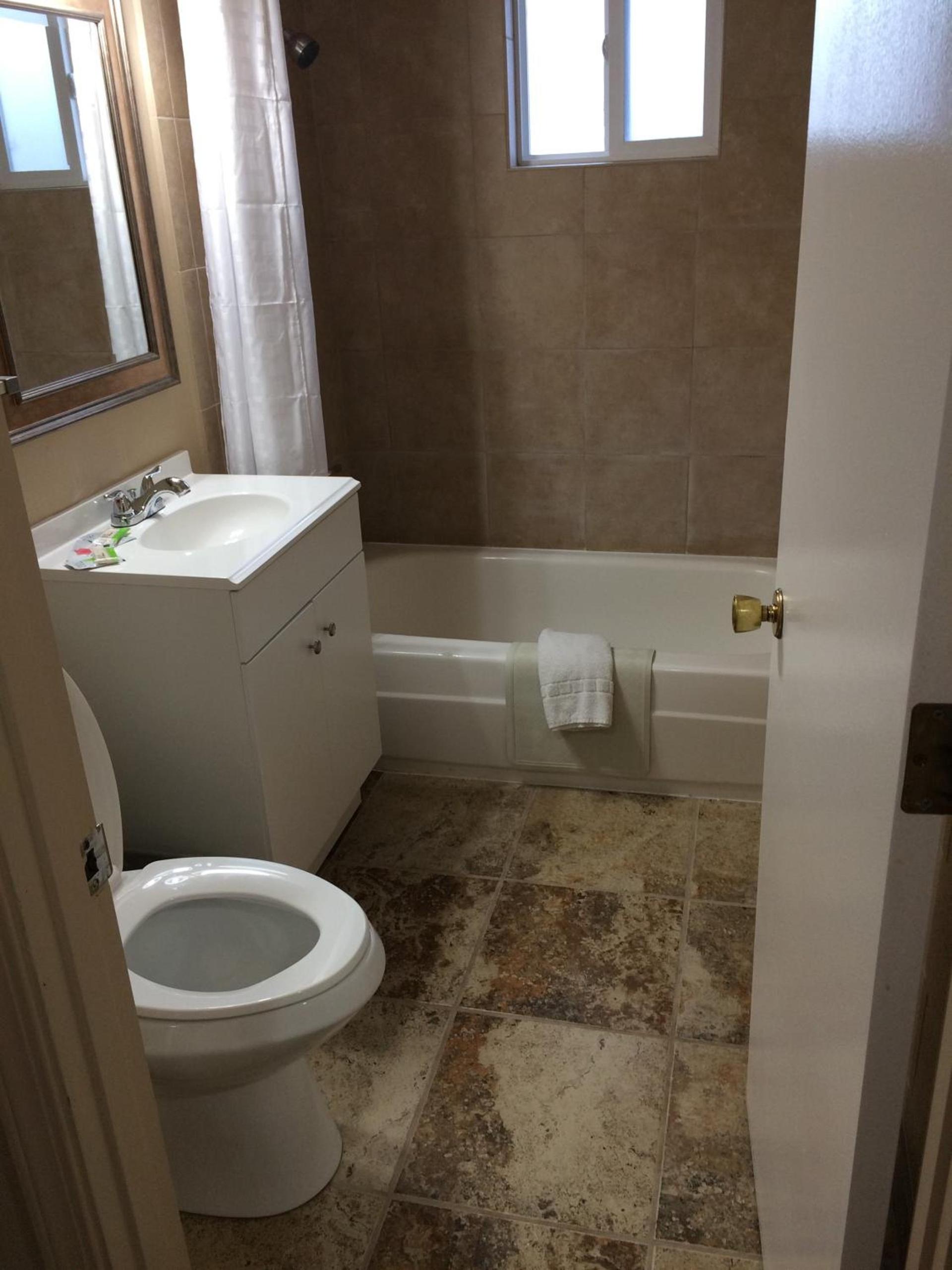 Townhouse Inn & Suites photo 9