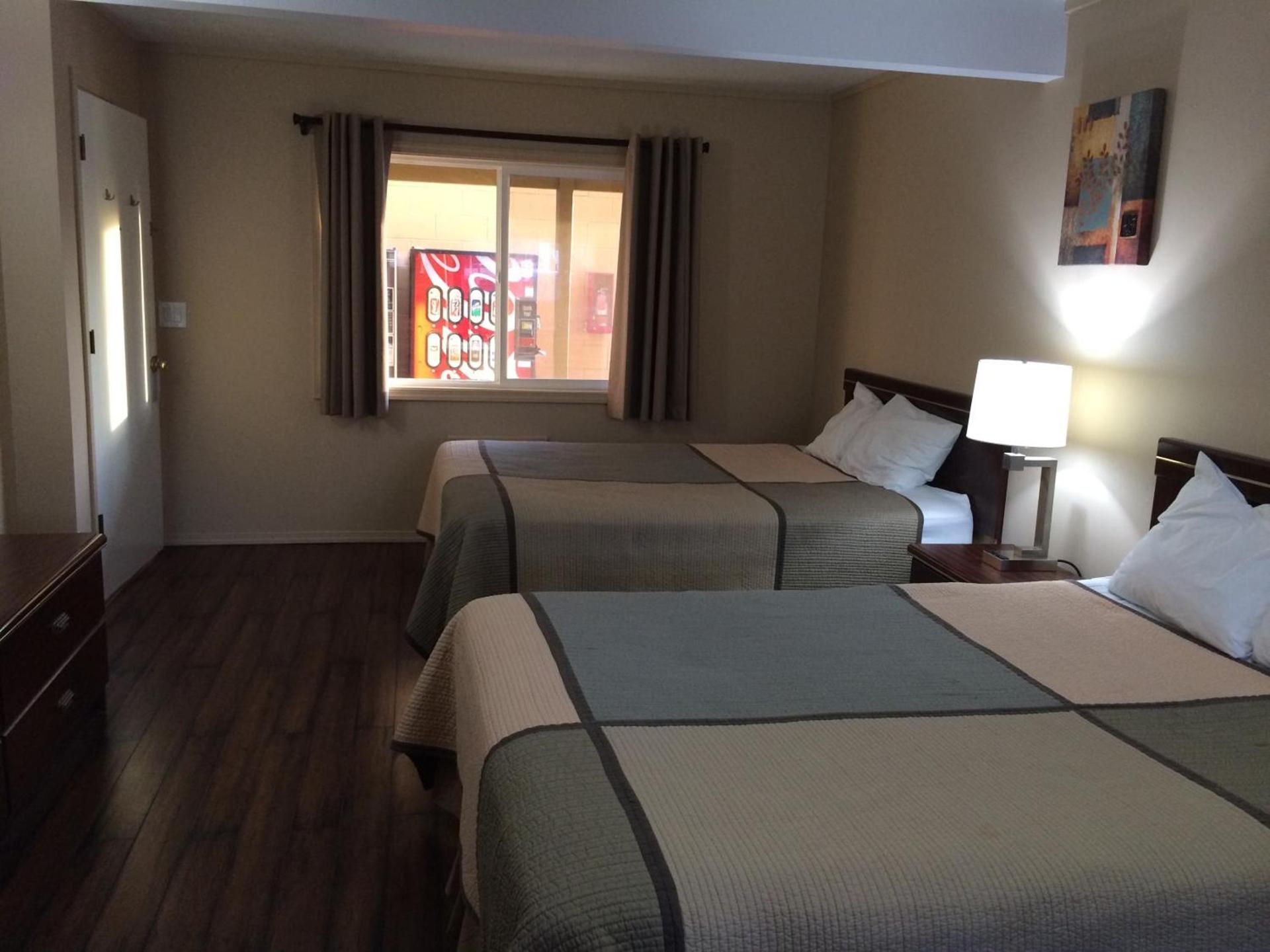 Townhouse Inn & Suites photo 10