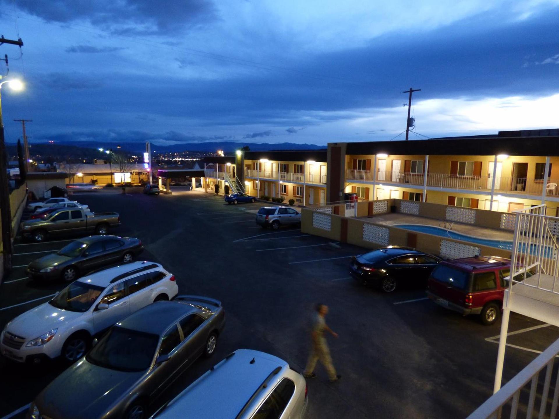 Economy Inn & Suites photo 14