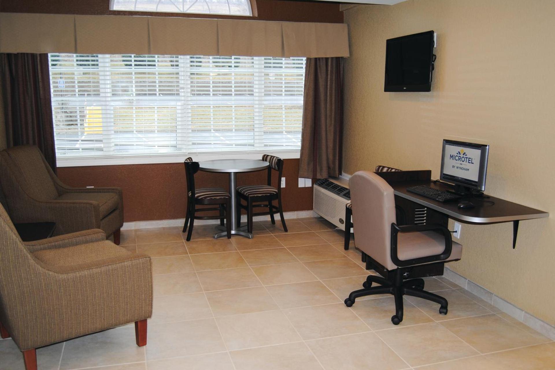 Microtel Inn & Suites By Wyndham Mineral Wells/Parkersburg photo 3