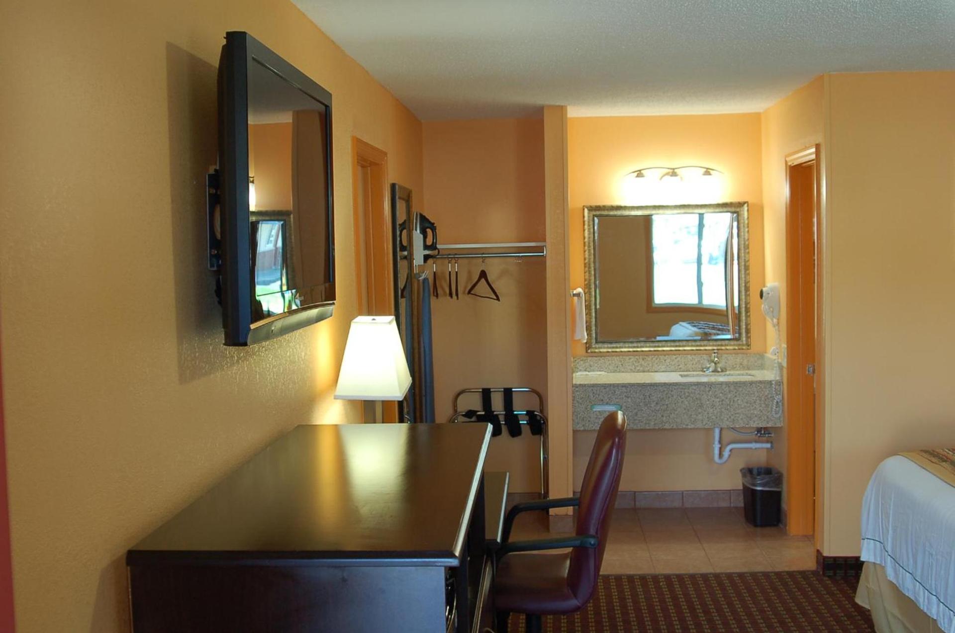 BLUE SKY INN Glens Falls-Saratoga-Lake George photo 5