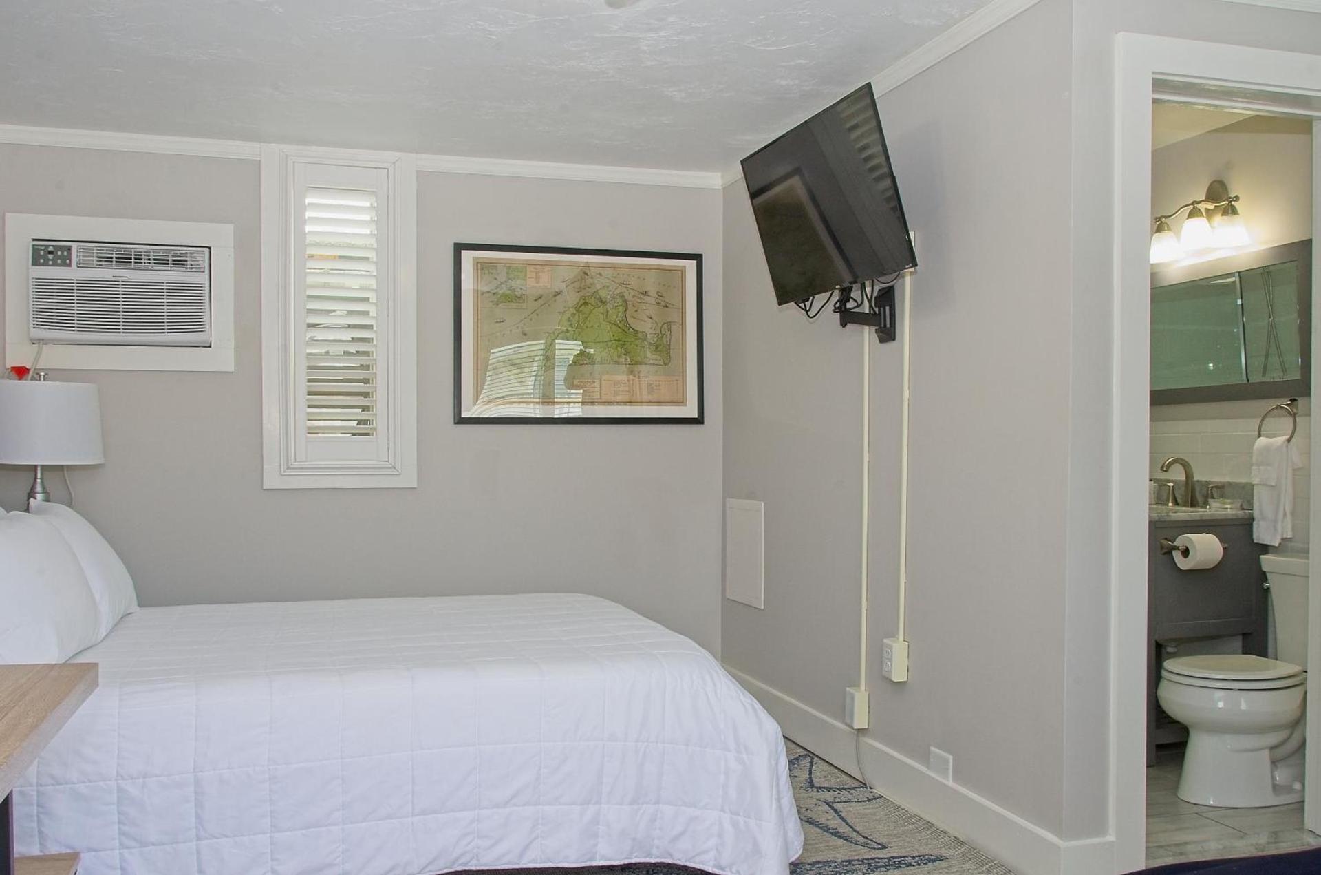 Vineyard Harbor Motel photo 17