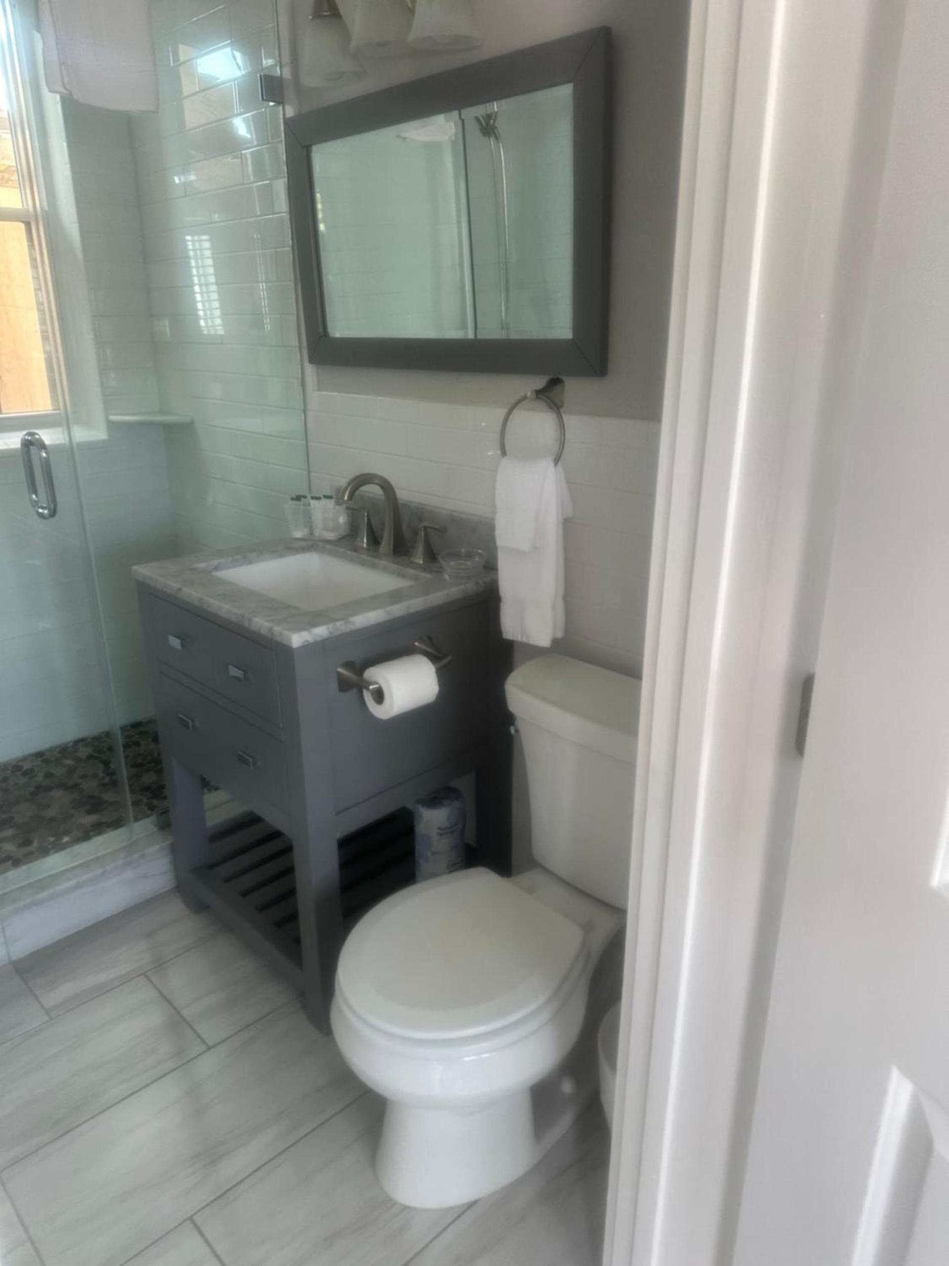 Vineyard Harbor Motel photo 3