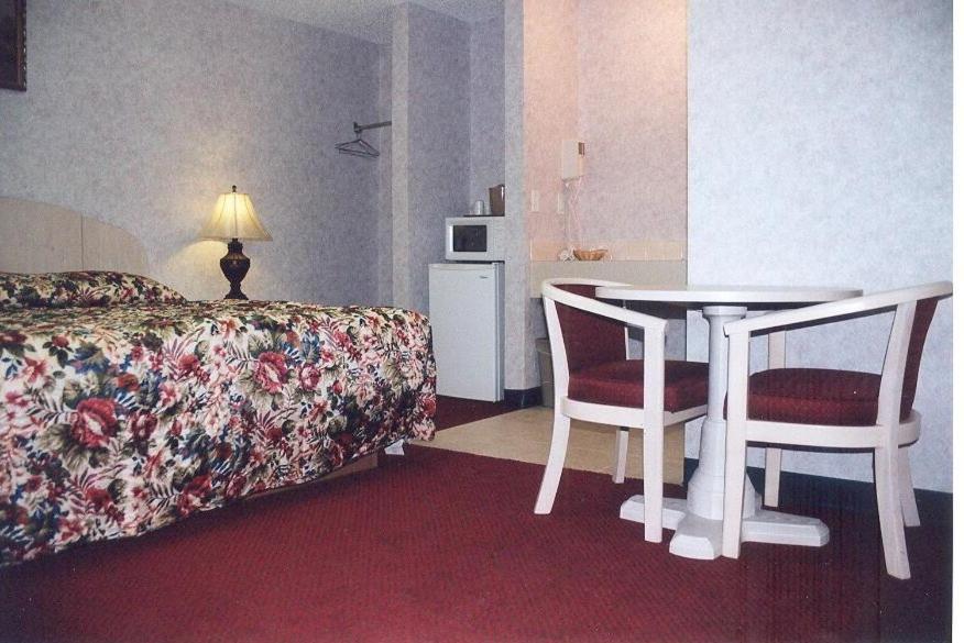 Red Carpet Inn & Suites Hammonton NJ Route-30E photo 22