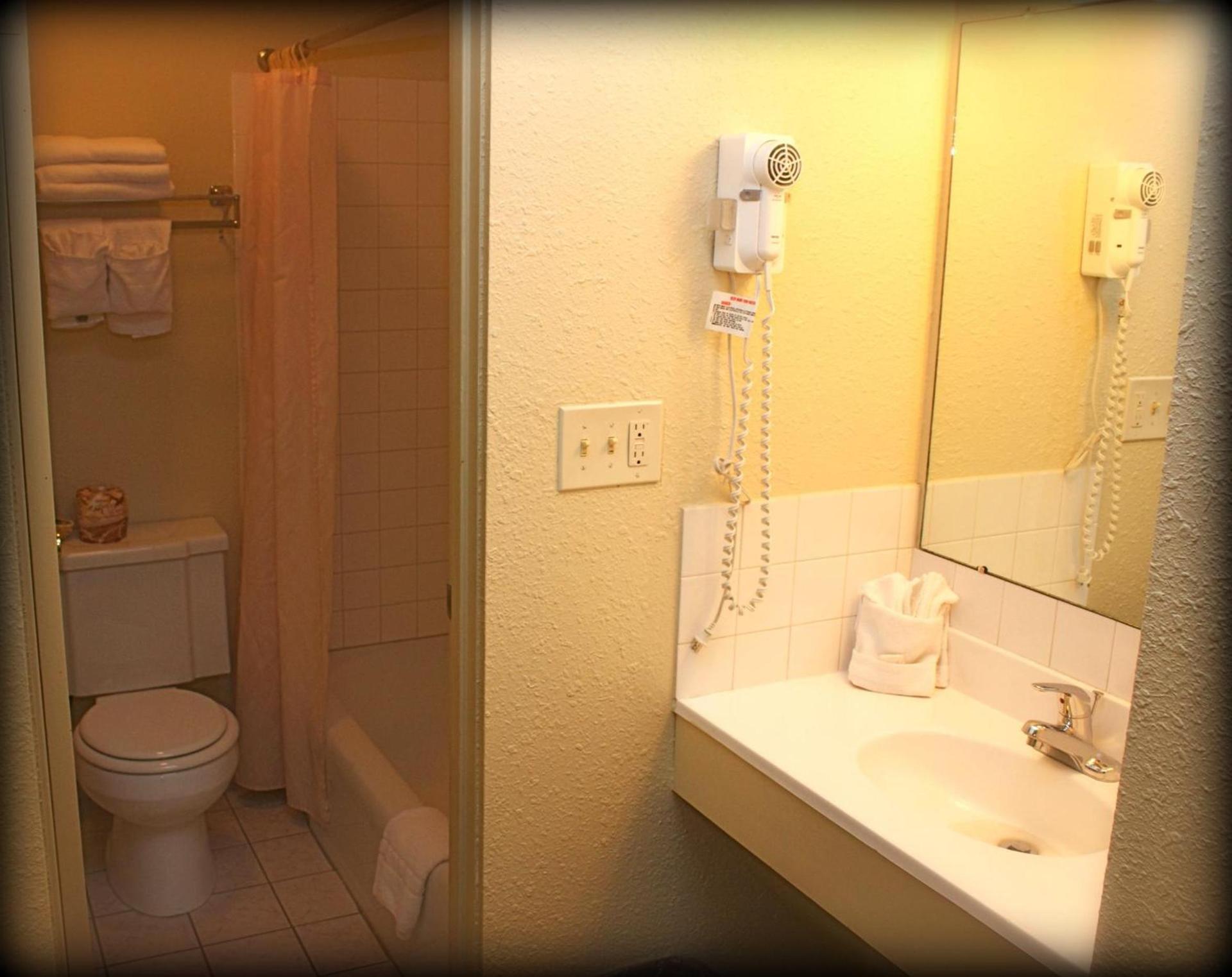 Econo Lodge Inn & Suites Montrose - Black Canyon Area photo 36