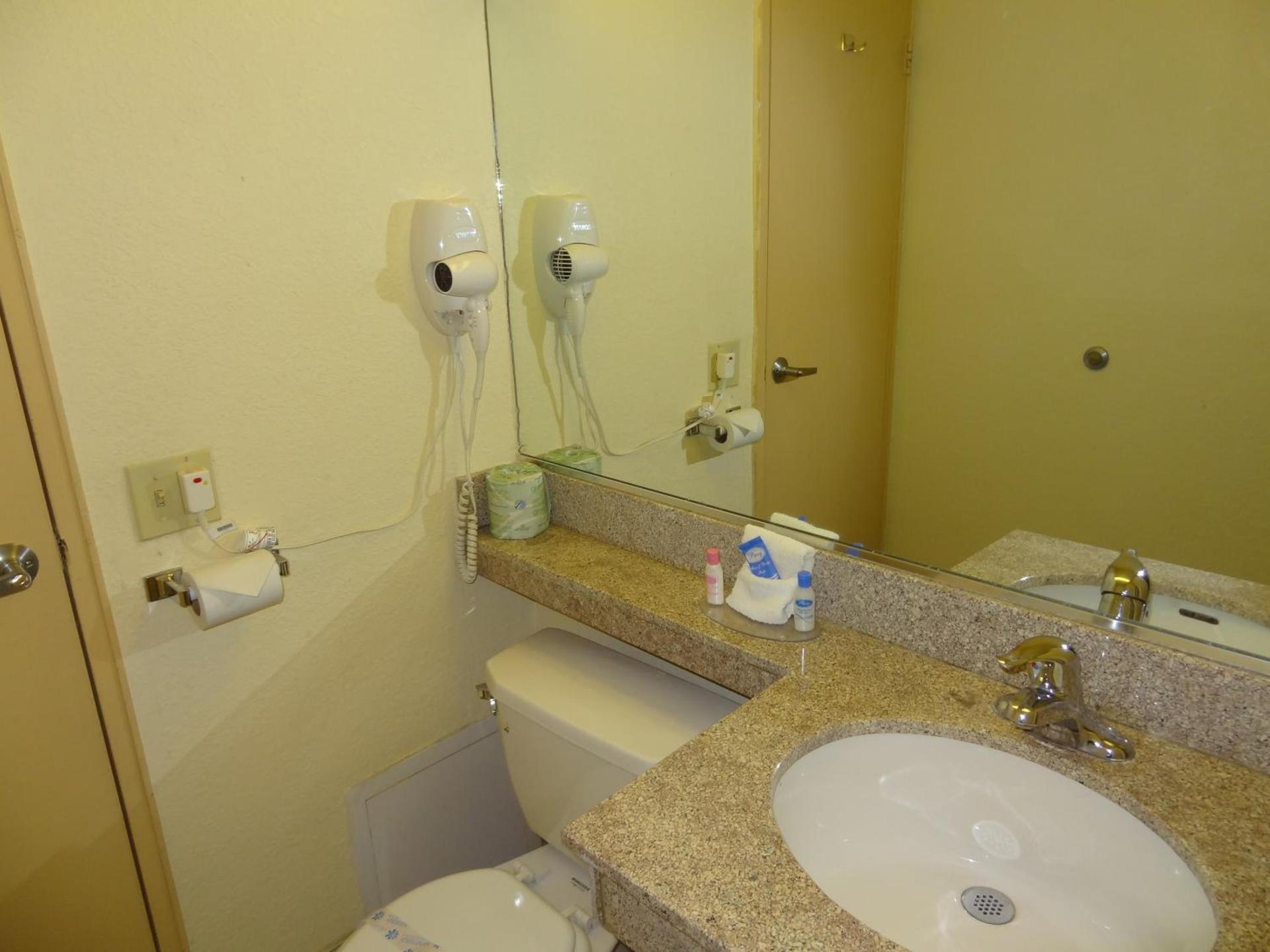 Red Carpet Inn Newark - Irvington NJ photo 15