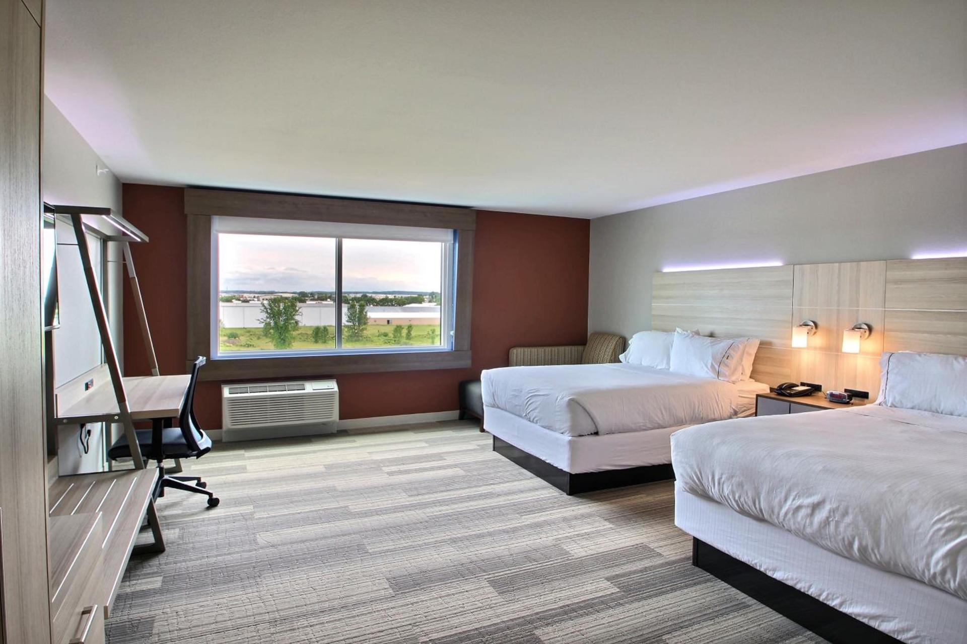 Holiday Inn Express & Suites Fond Du Lac by IHG photo 2