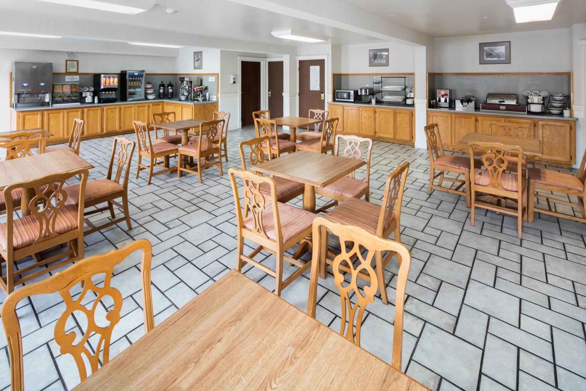 Red Lion Inn & Suites Auburn photo 17