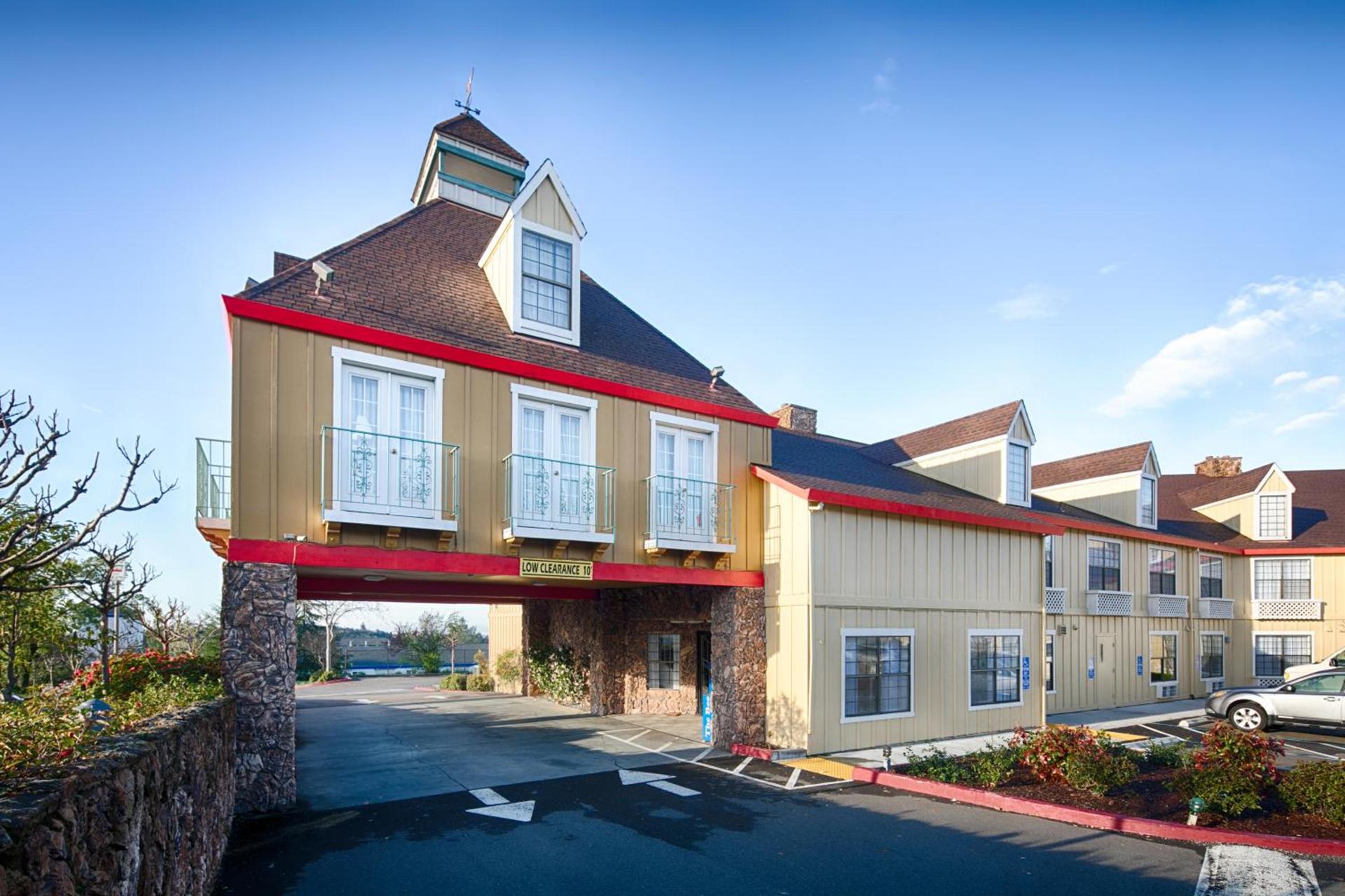 Red Lion Inn & Suites Auburn photo 11