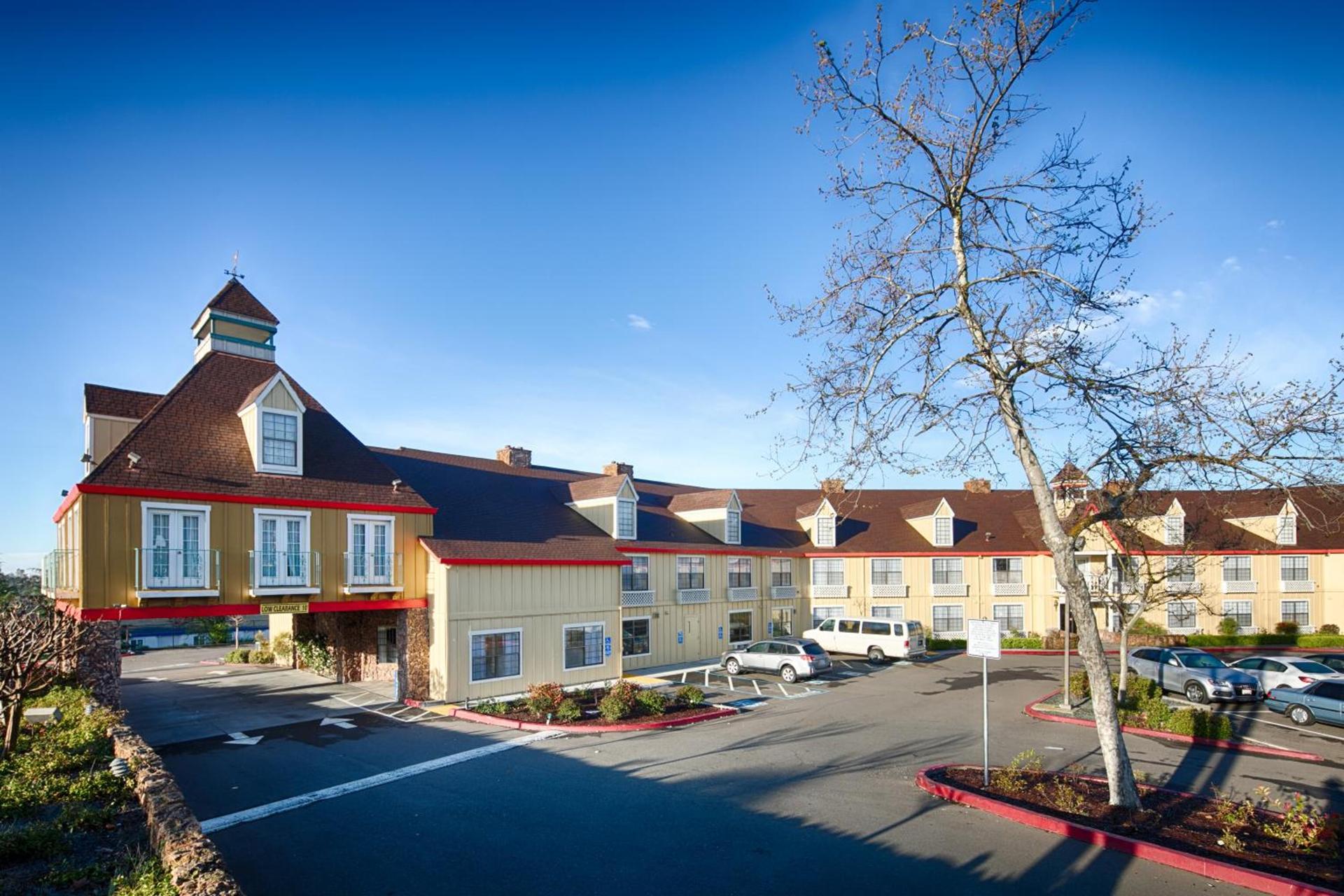 Red Lion Inn & Suites Auburn photo 12