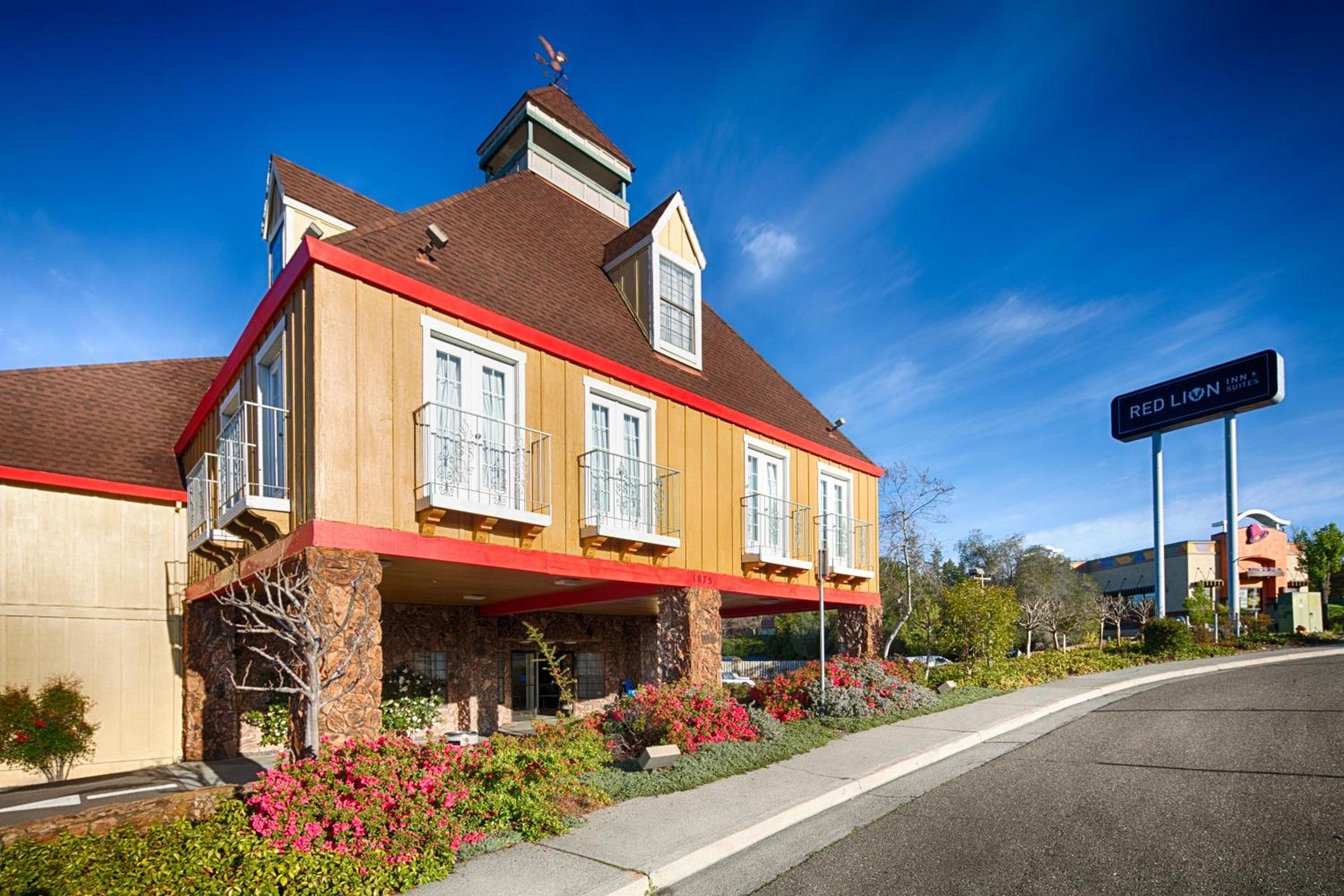 Red Lion Inn & Suites Auburn photo 13