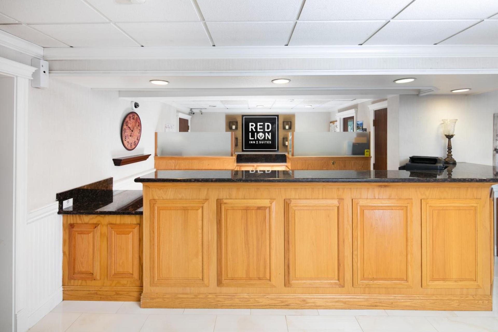 Red Lion Inn & Suites Auburn photo 16