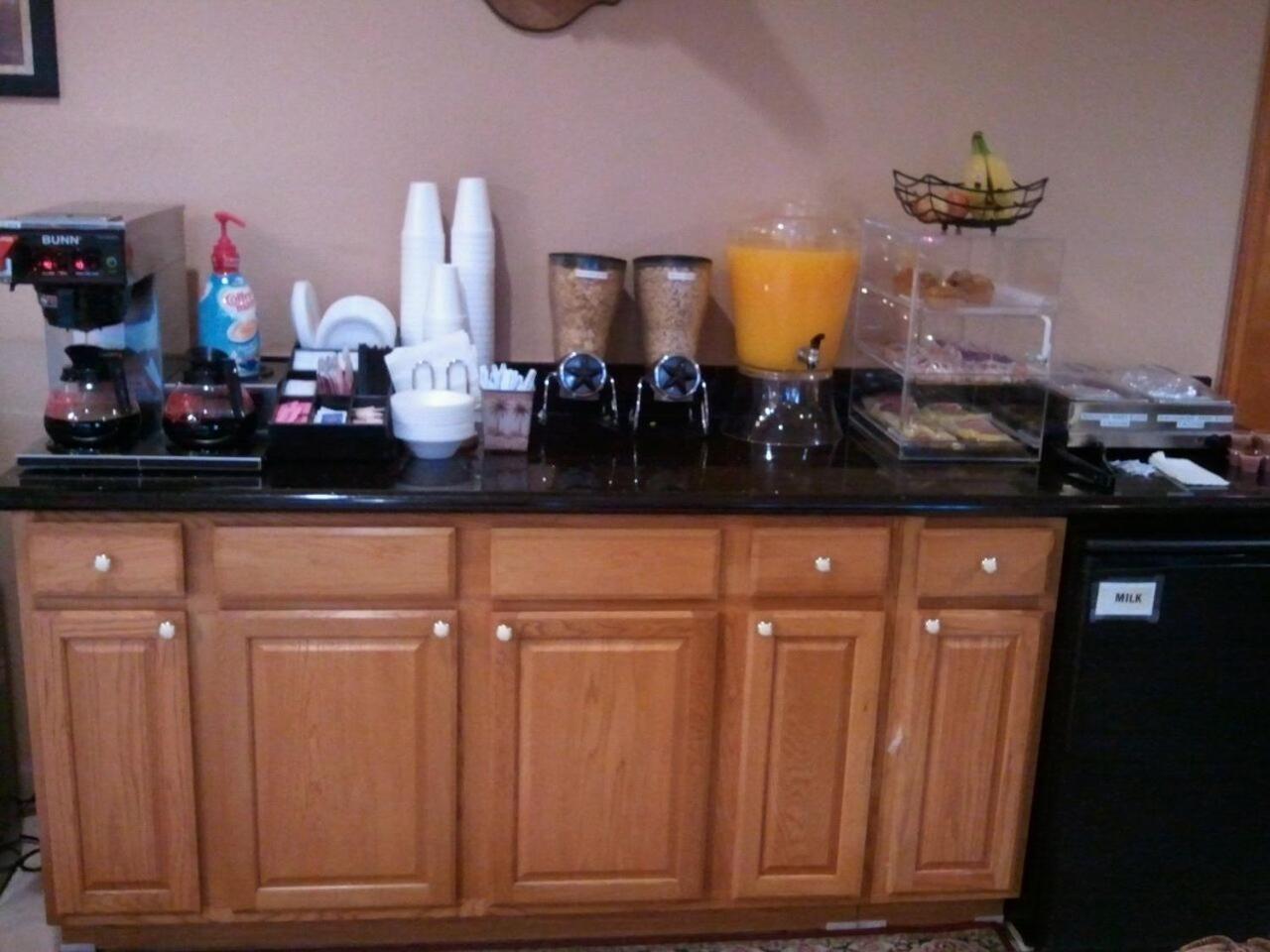 Royal Inn Pearsall photo 13