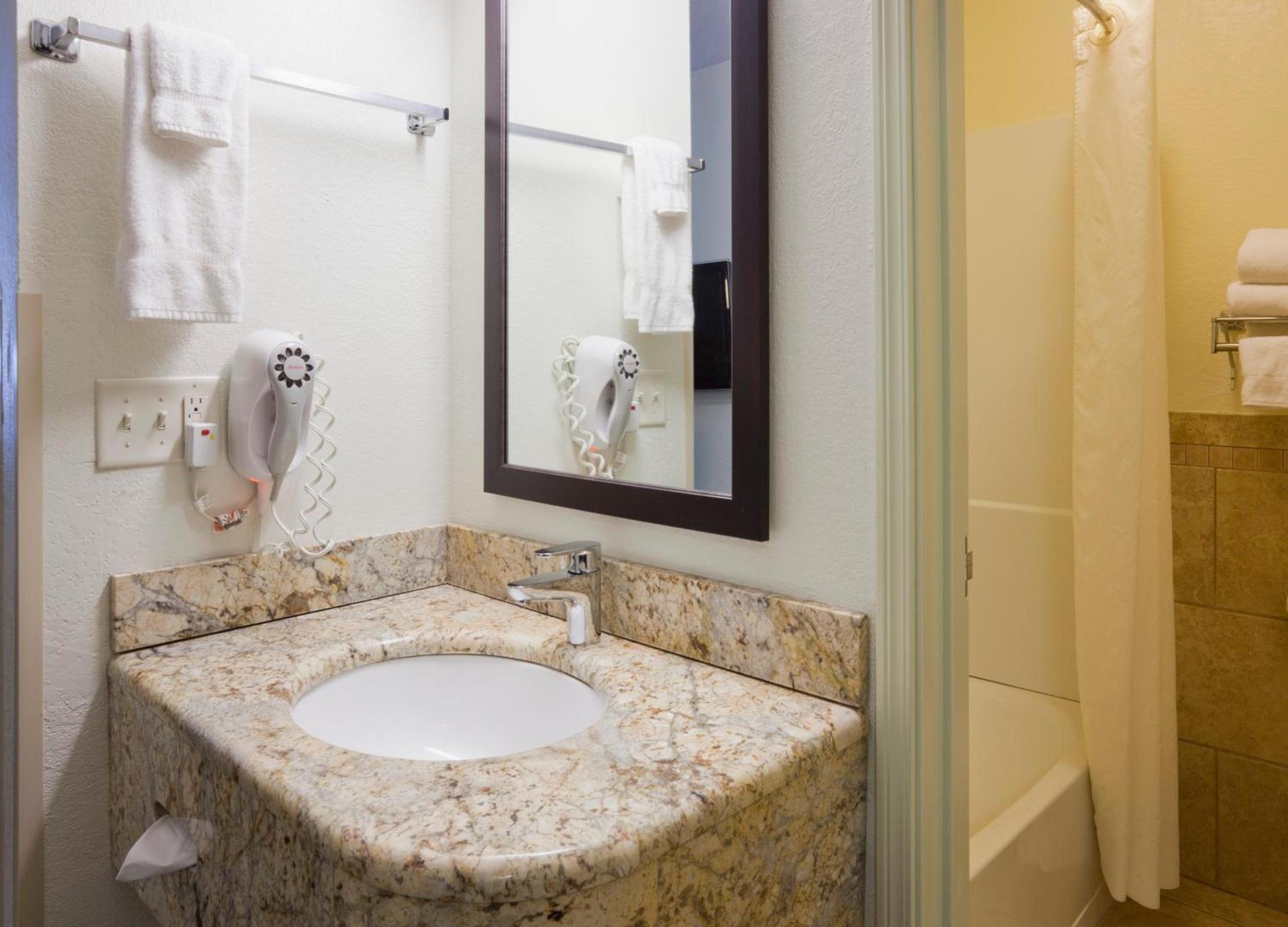 Fargo Inn and Suites photo 28