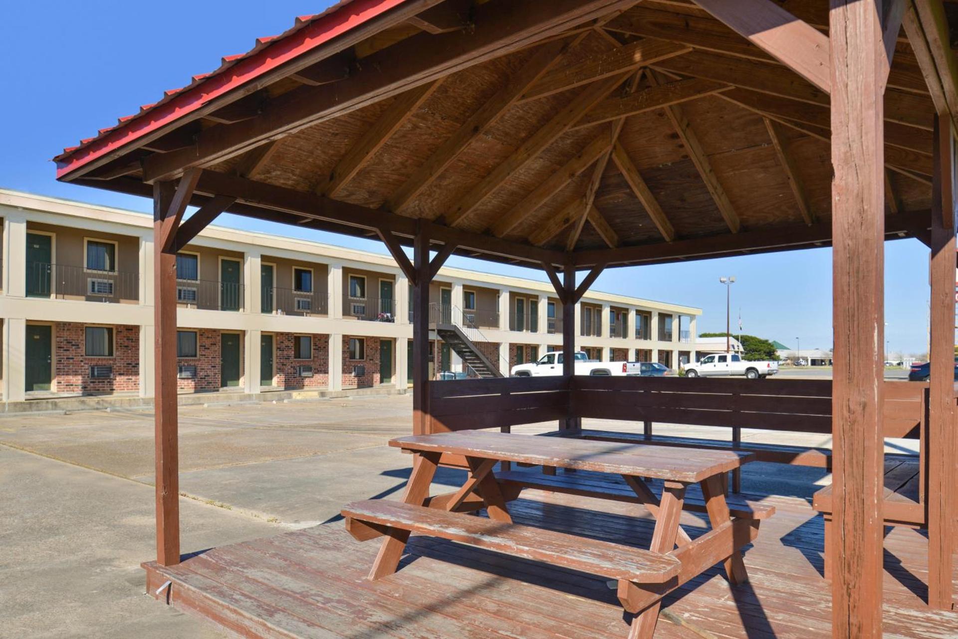 Howards Inn Motel photo 6