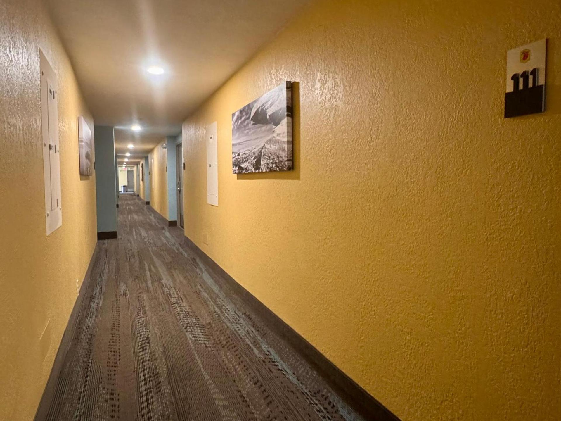 Super 8 by Wyndham Great Falls City Center photo 2