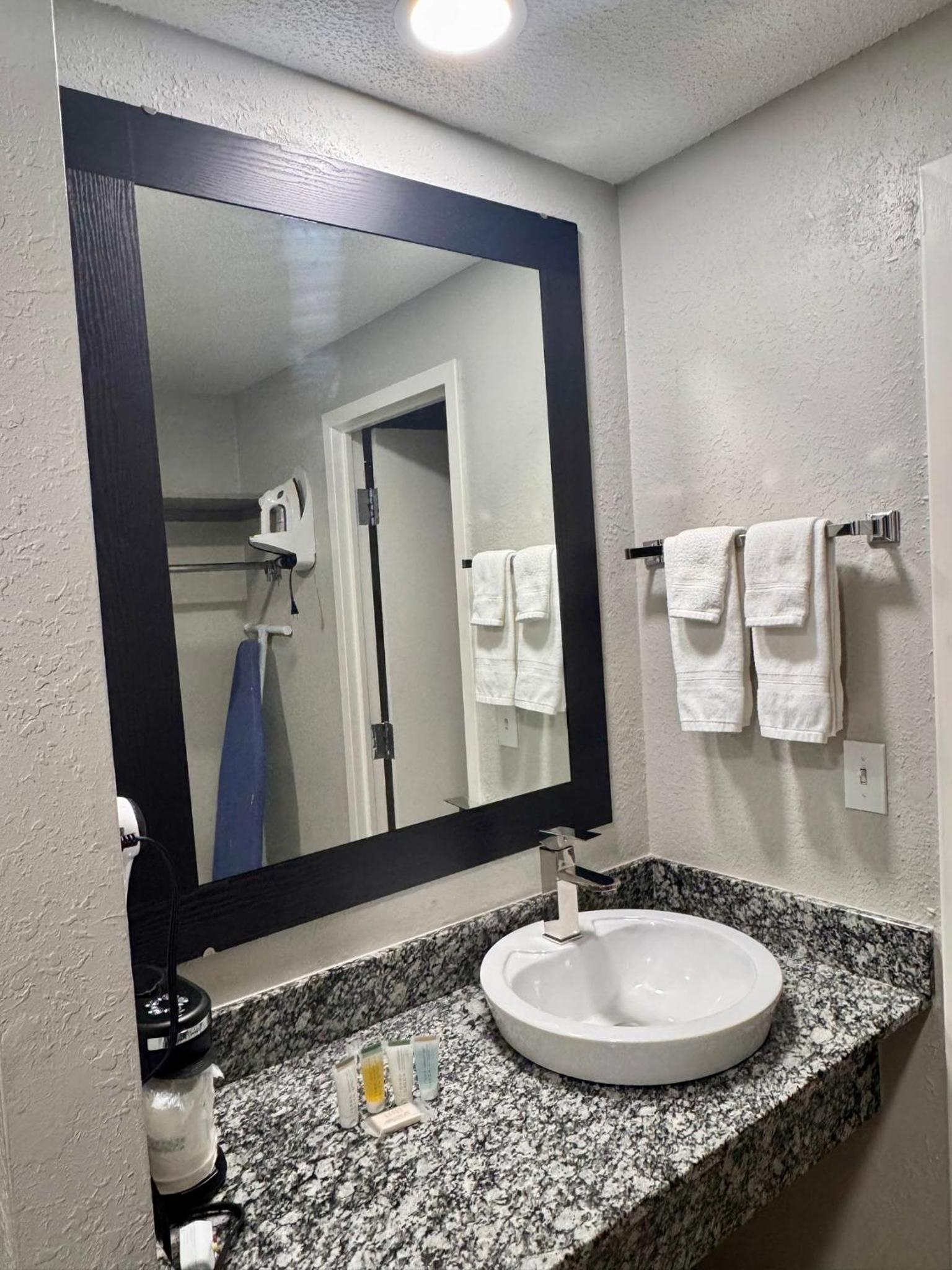 Super 8 by Wyndham Great Falls City Center photo 20