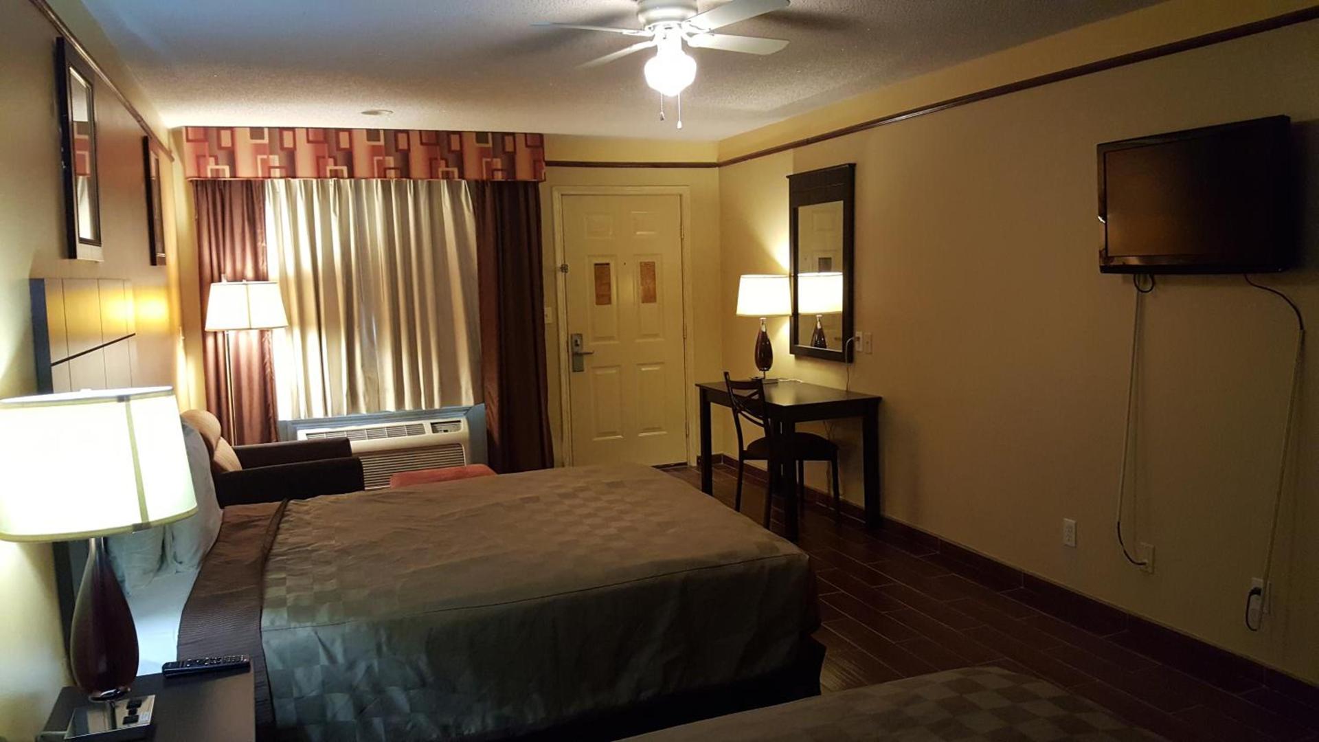 Deluxe Inn and Suites photo 35