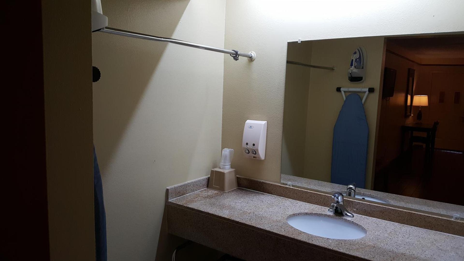Deluxe Inn and Suites photo 36