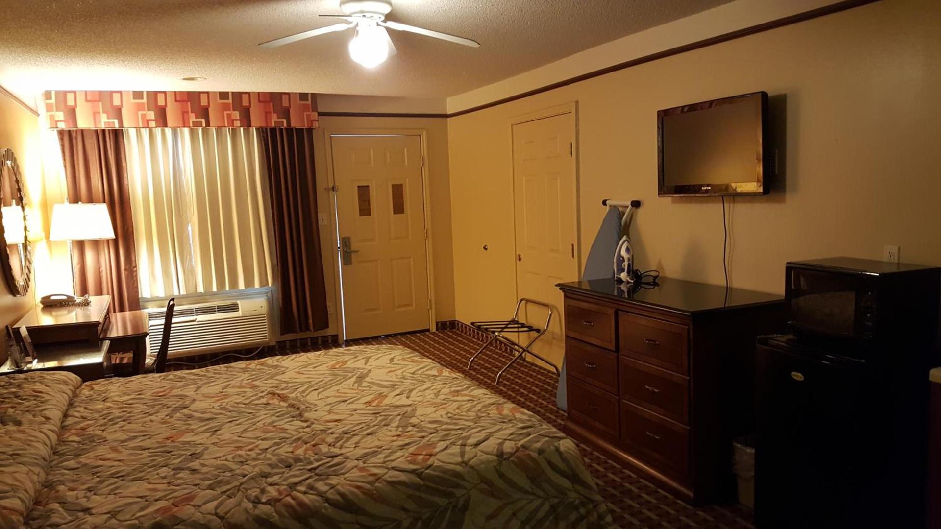 Deluxe Inn and Suites photo 37