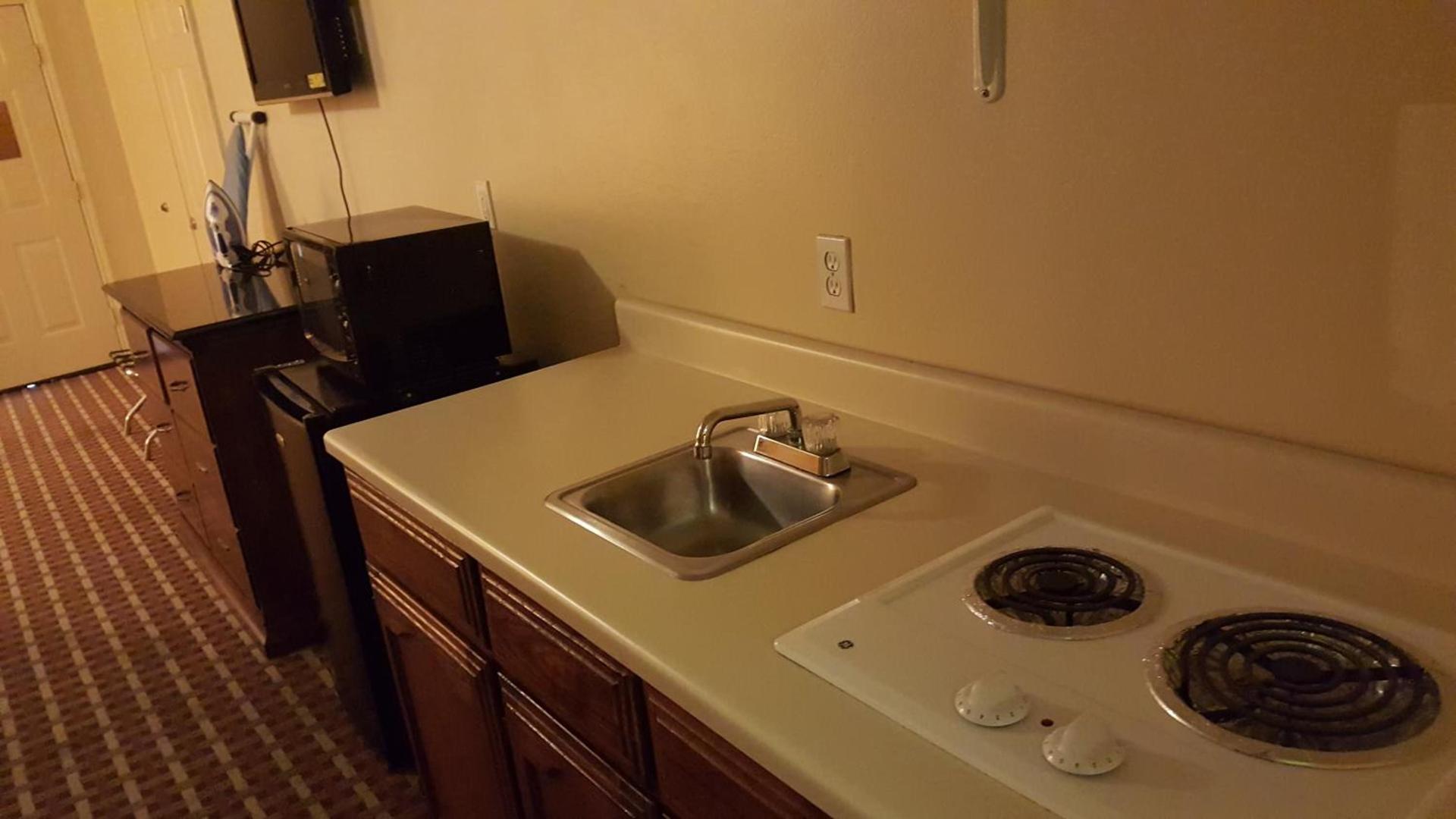 Deluxe Inn and Suites photo 38
