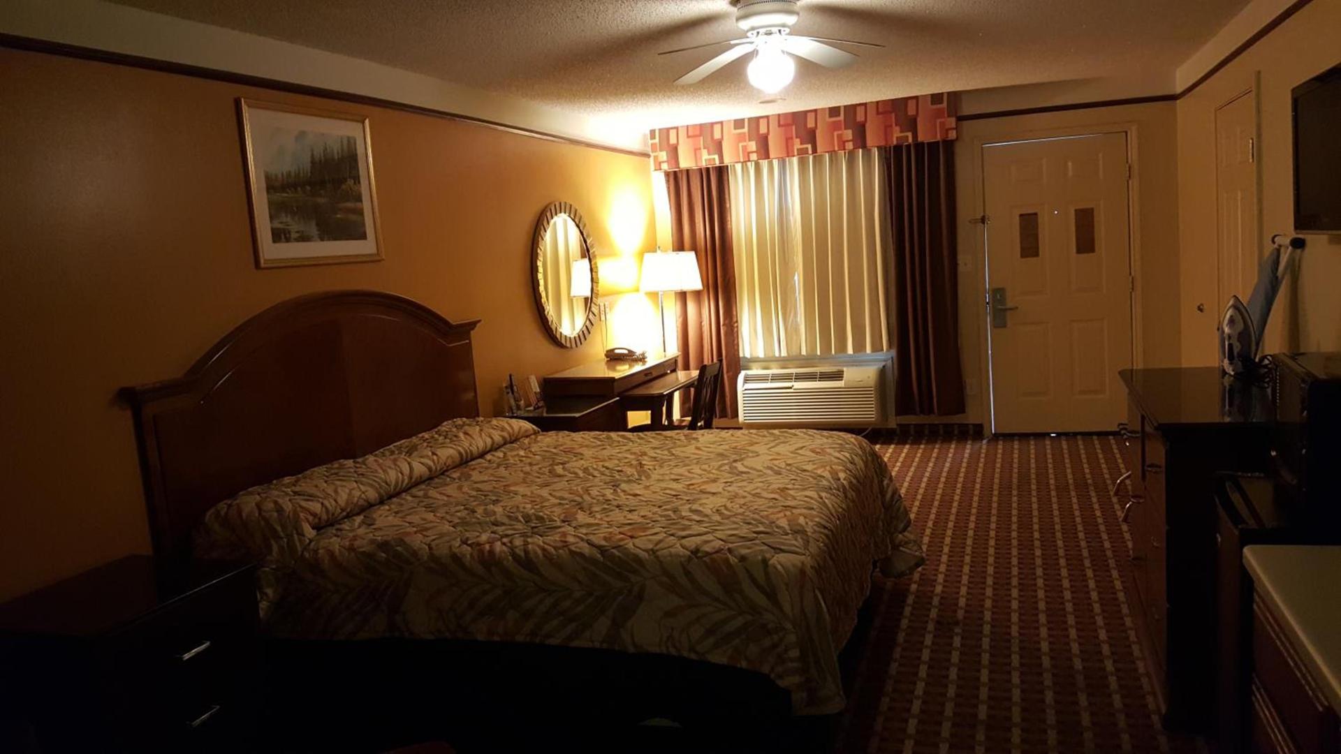Deluxe Inn and Suites photo 39