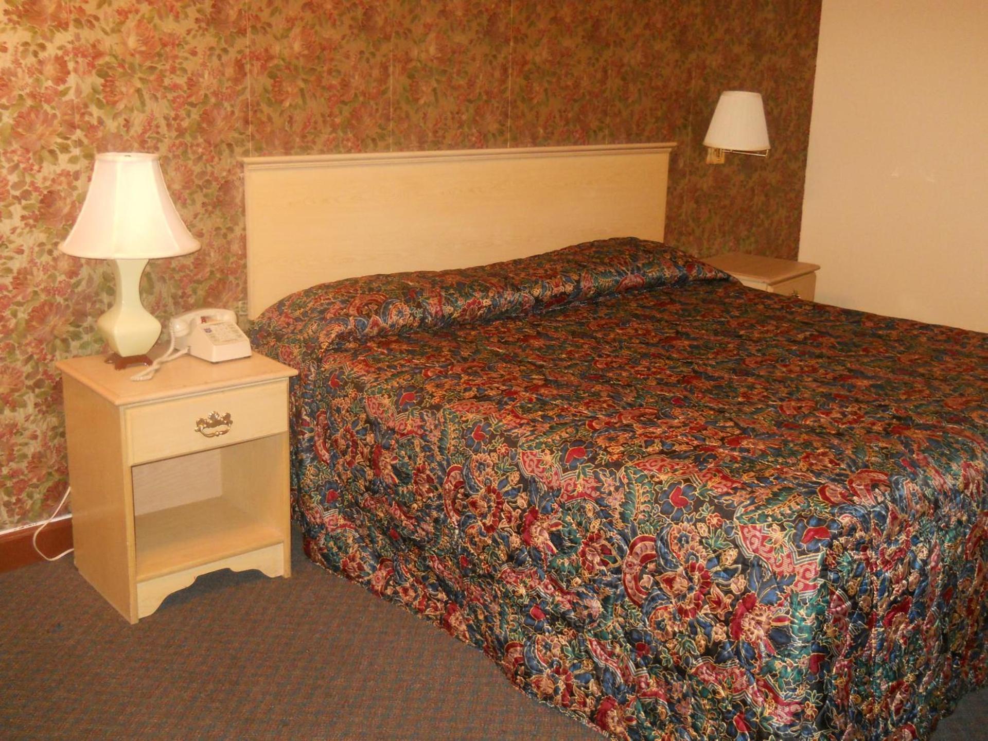 Red Carpet Inn photo 37