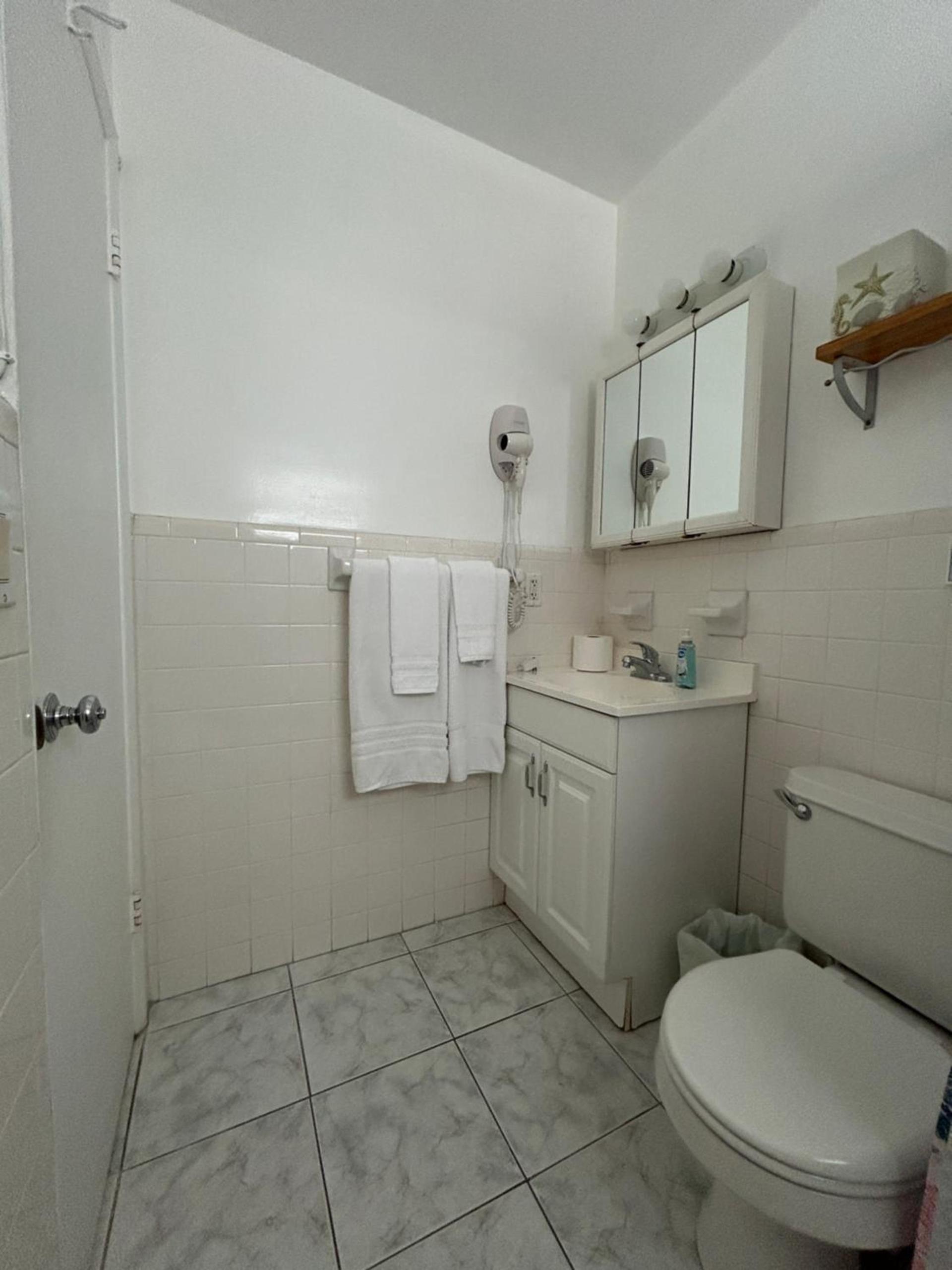 Bahama Beach Club Pompano - Fort Lauderdale - Charming and Cozy Studios & Apartments close to Beach with heated Pool photo 24