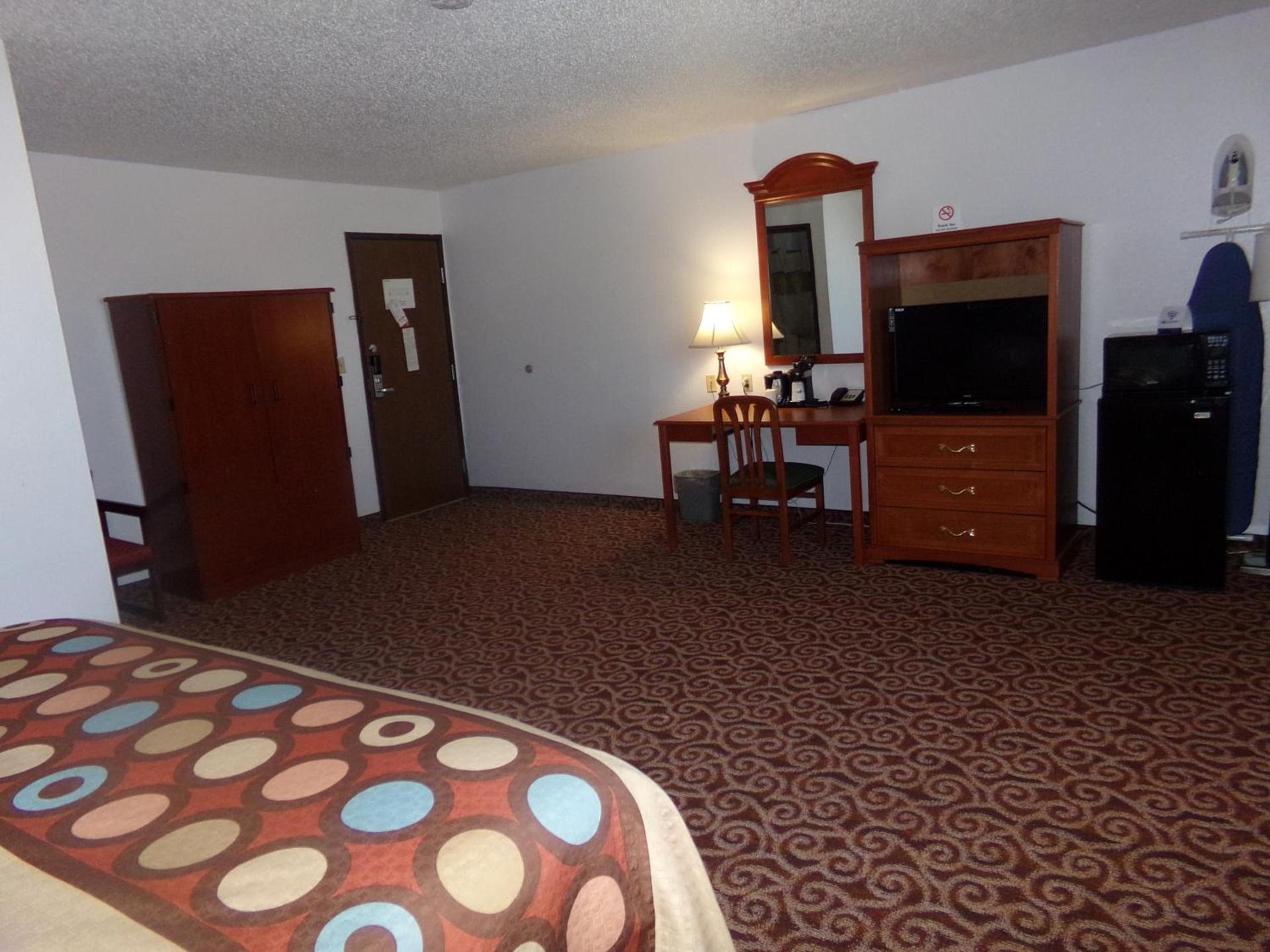 Super 8 by Wyndham Gillette photo 19