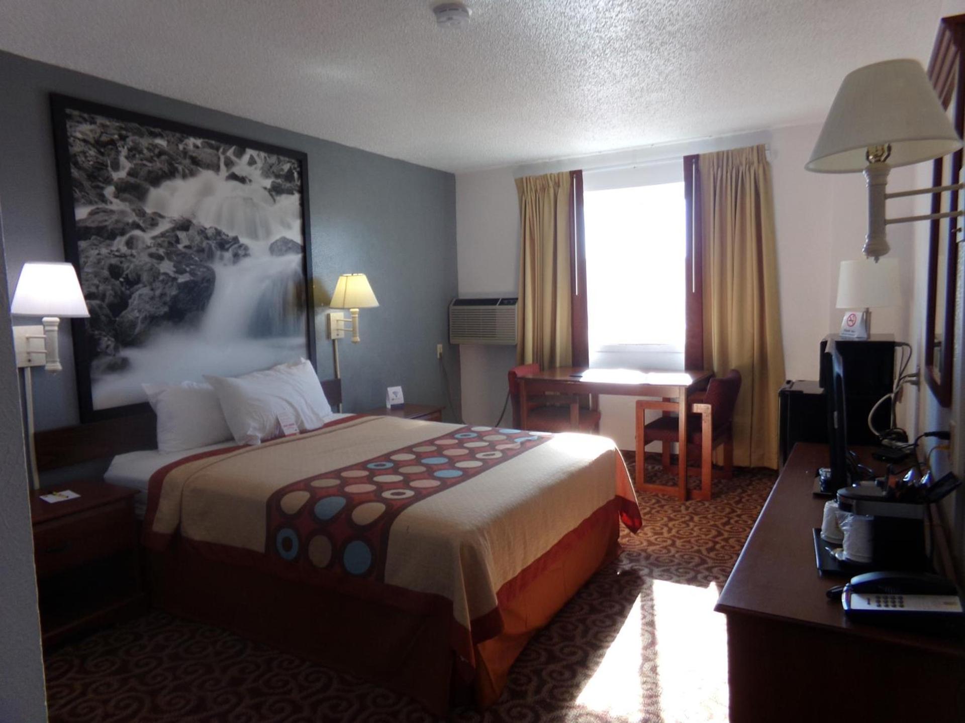 Super 8 by Wyndham Gillette photo 23