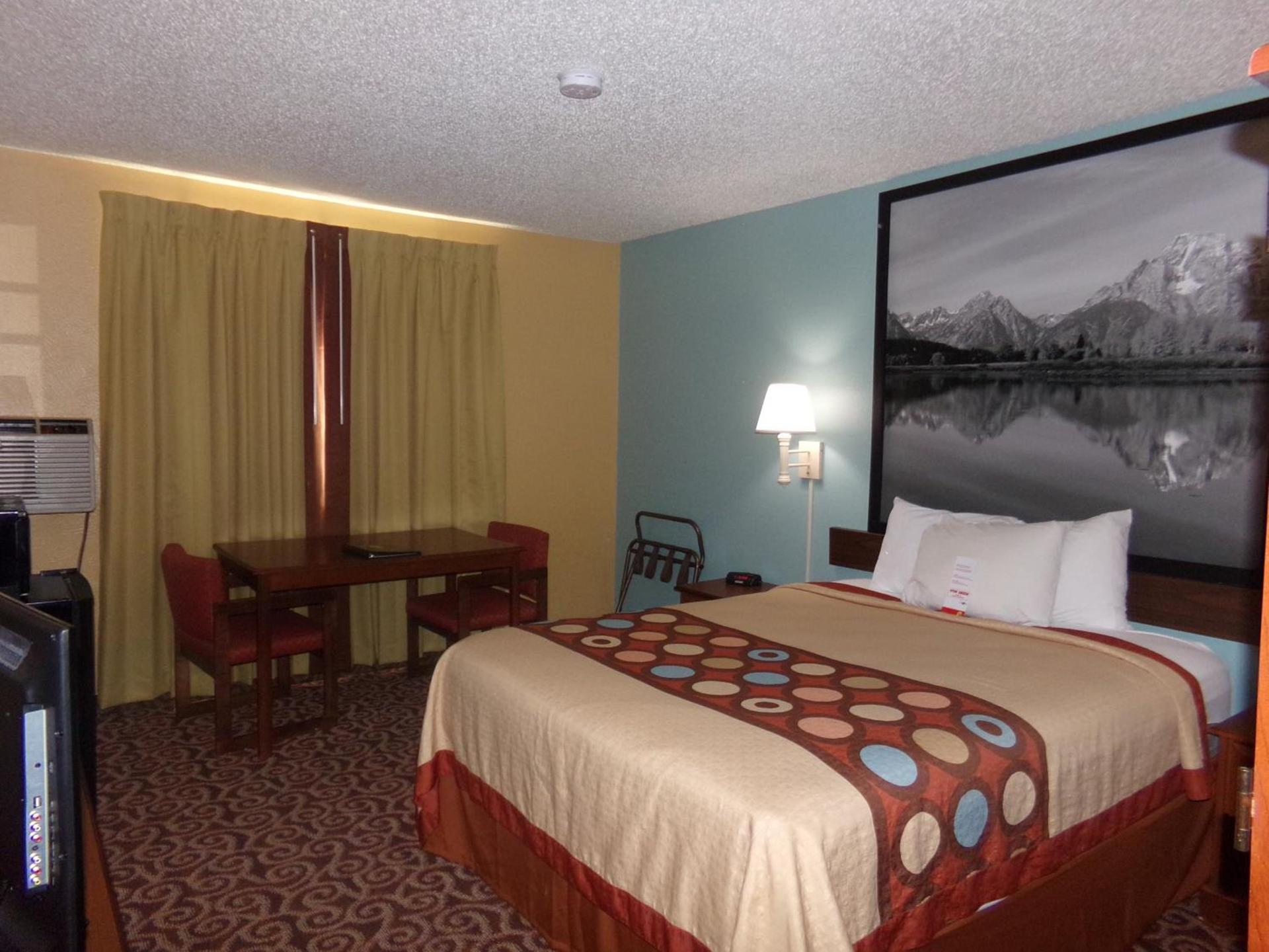 Super 8 by Wyndham Gillette photo 21