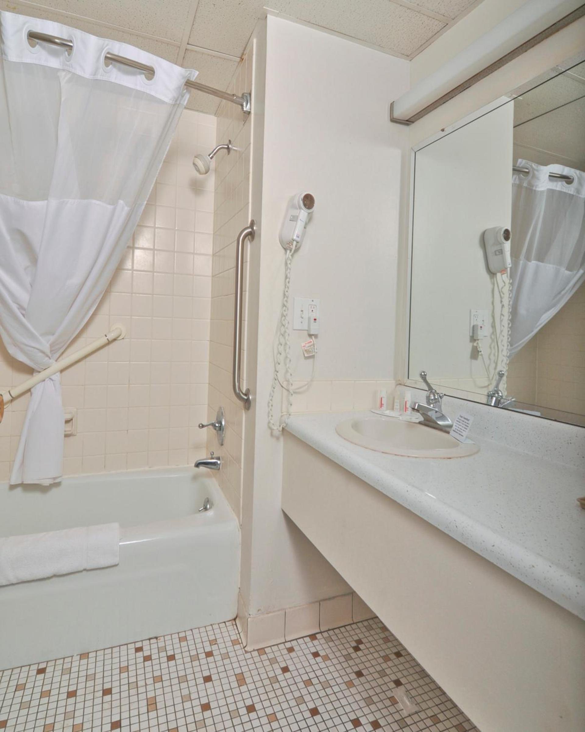 Baymont by Wyndham Sandusky photo 22