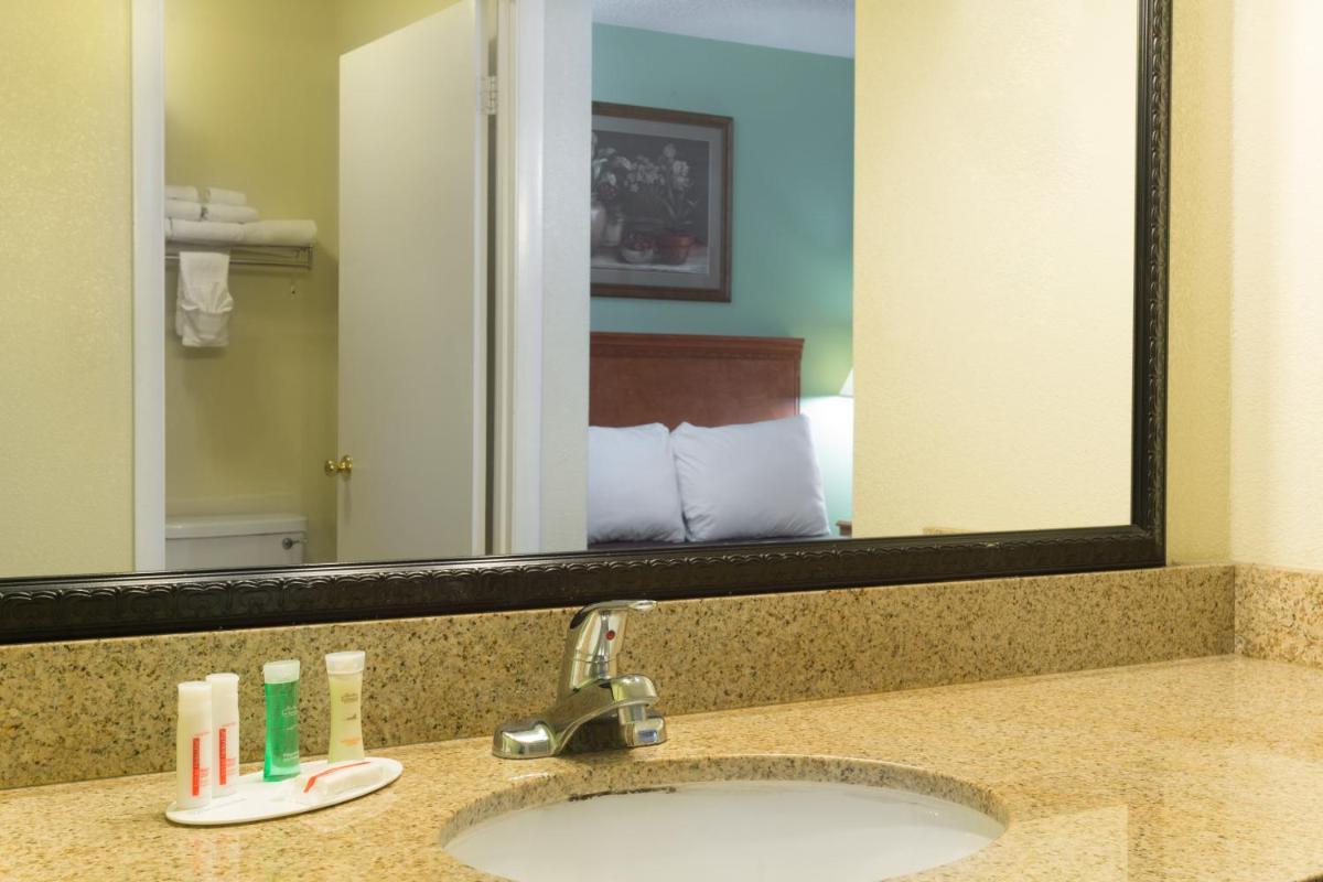 Howard Johnson by Wyndham Tallahassee photo 19