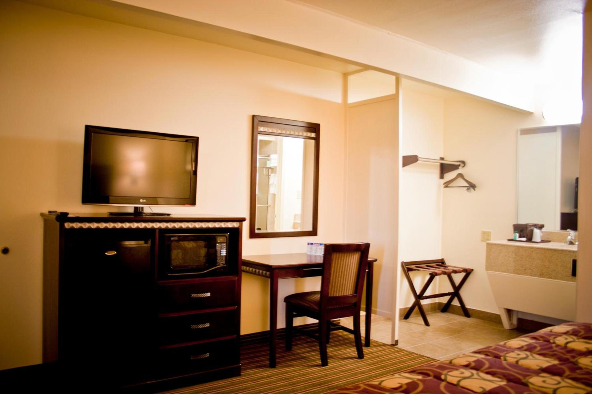 Whispering Palms Inn photo 2