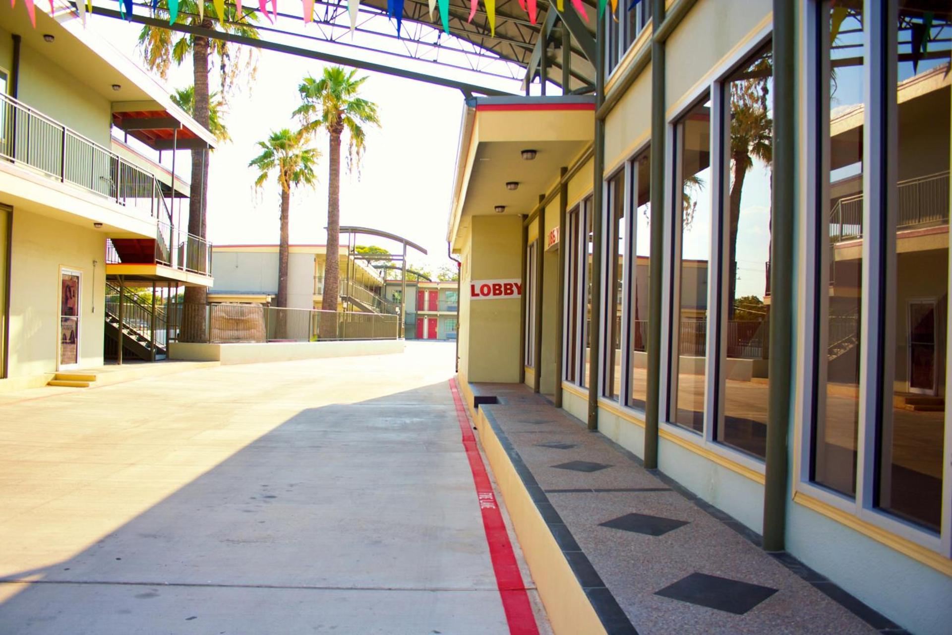 Whispering Palms Inn photo 5