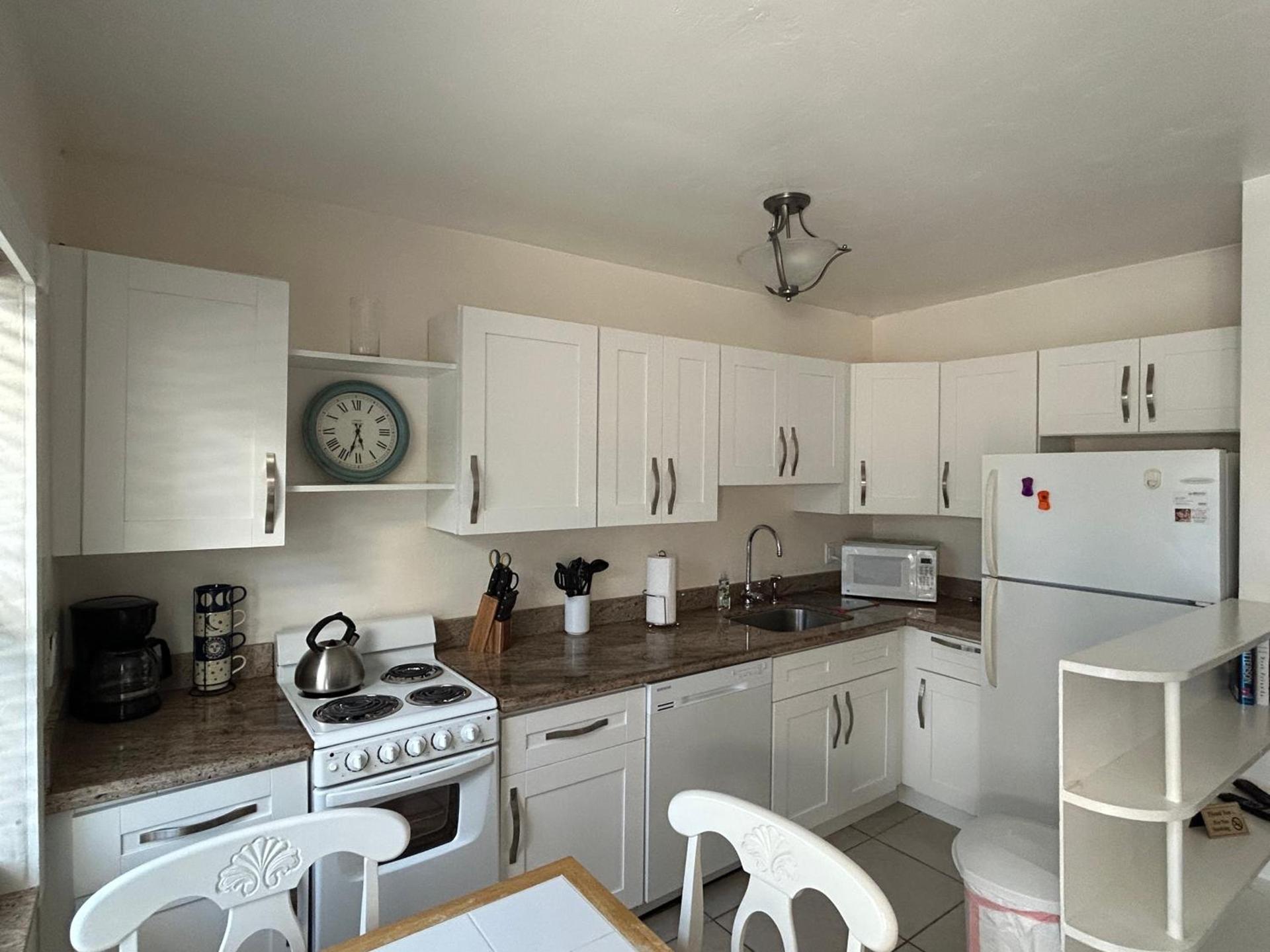 Bahama Beach Club Pompano - Fort Lauderdale - Charming and Cozy Studios & Apartments close to Beach with heated Pool photo 10